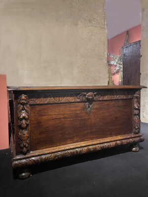 ÉLÉGANT COFFRE SCULPTÉ DE LA RENAISSANCE