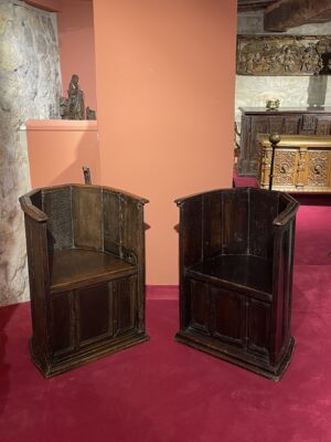 RARE PAIRE DE DEUX SIÈGES DITS « SEDILE A POZZETTO »