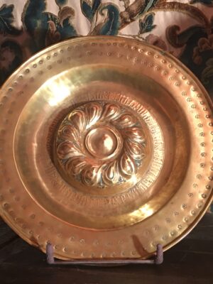 PLAT D’OFFRANDE EN LAITON À DÉCOR REPOUSSÉ ET ESTAMPÉ