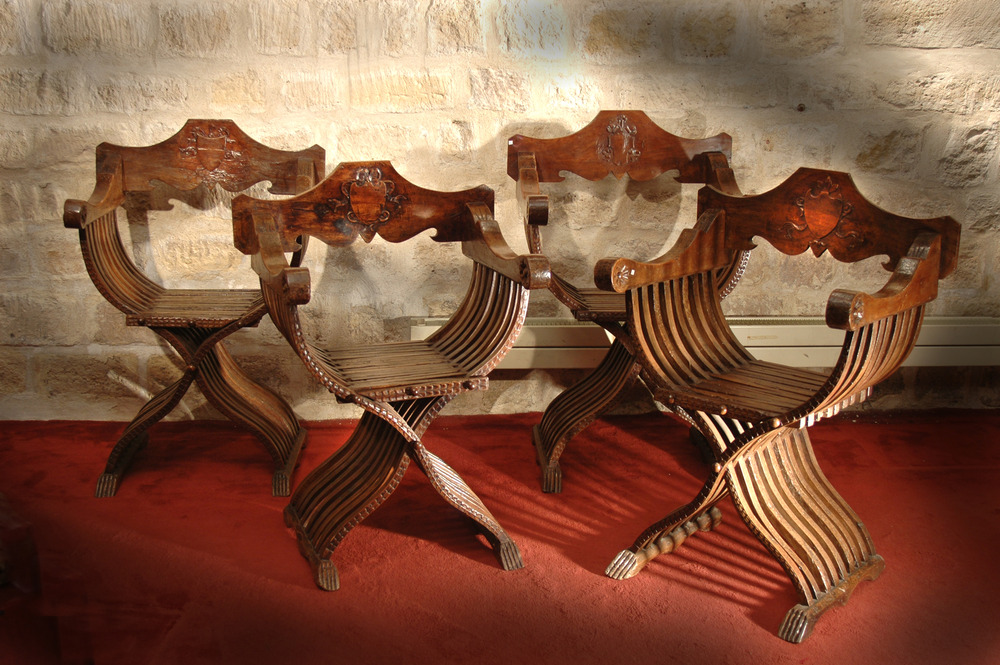 SUITE DE QUATRE FAUTEUILS DITS SAVONAROLE