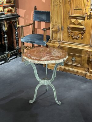 FOSSILIZED WOODEN TRAY « ARAUCARIA » RESTING ON A CAST IRON BASE