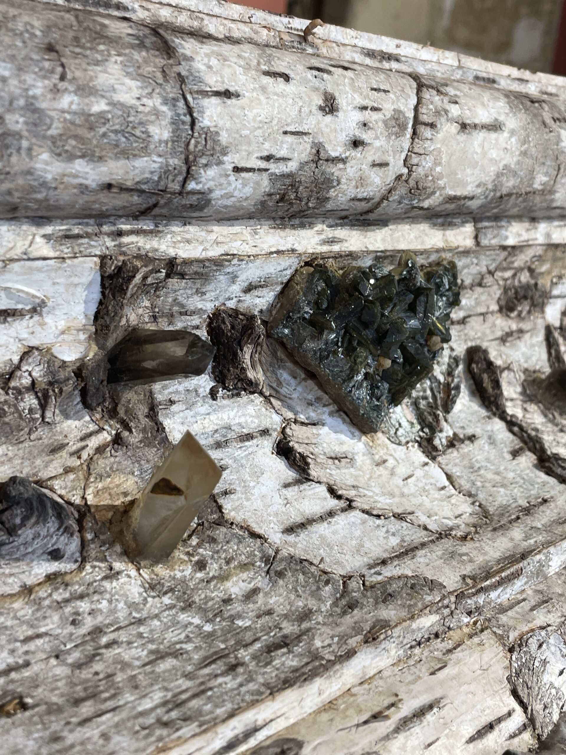 GRAND MIROIR DE STYLE LOUIS XIV RECOUVERT D’ECORCE DE BOULEAU ET INCRUSTATIONS DE MINÉRAUX