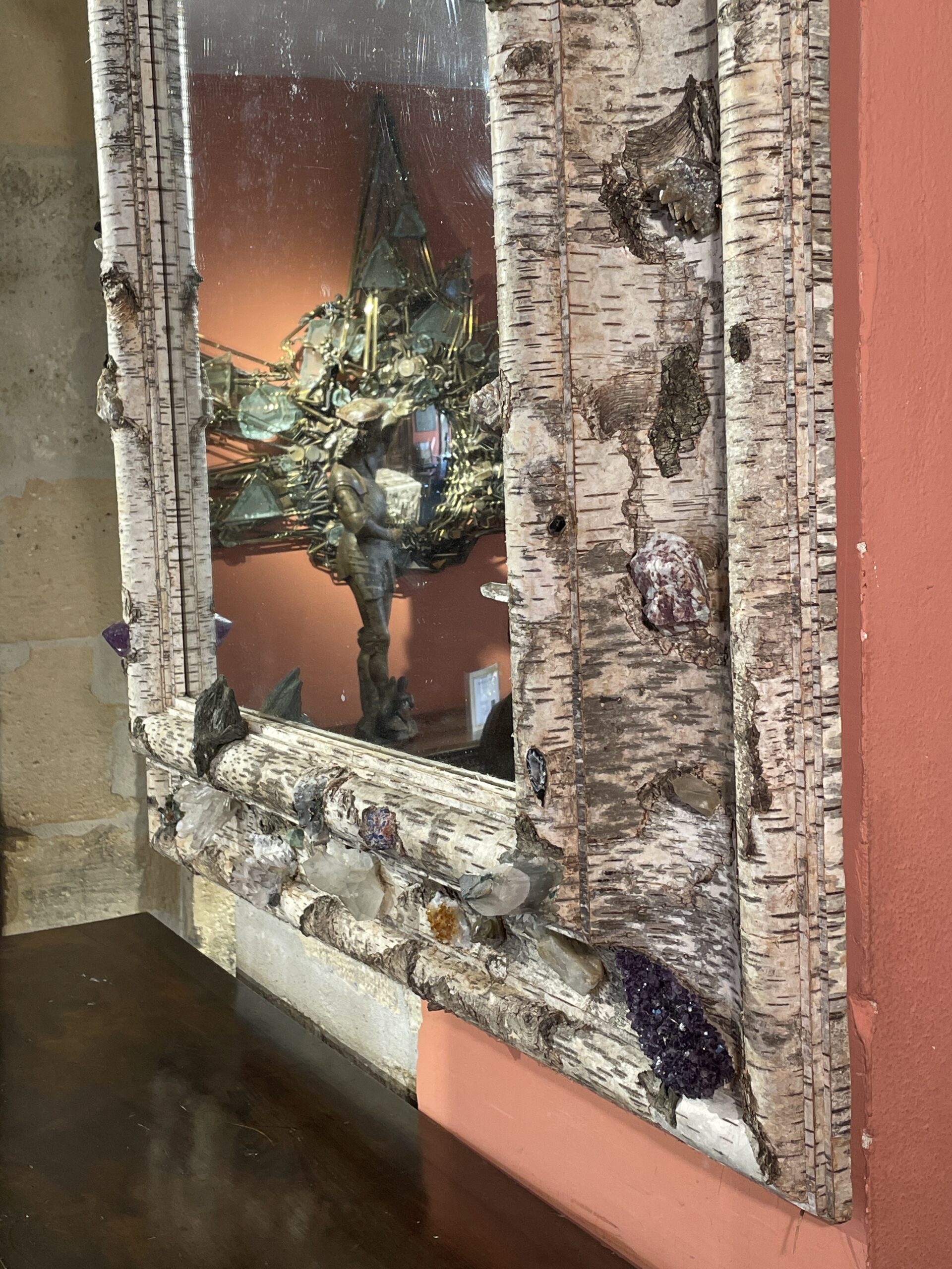 GRAND MIROIR DE STYLE LOUIS XIV RECOUVERT D’ECORCE DE BOULEAU ET INCRUSTATIONS DE MINÉRAUX