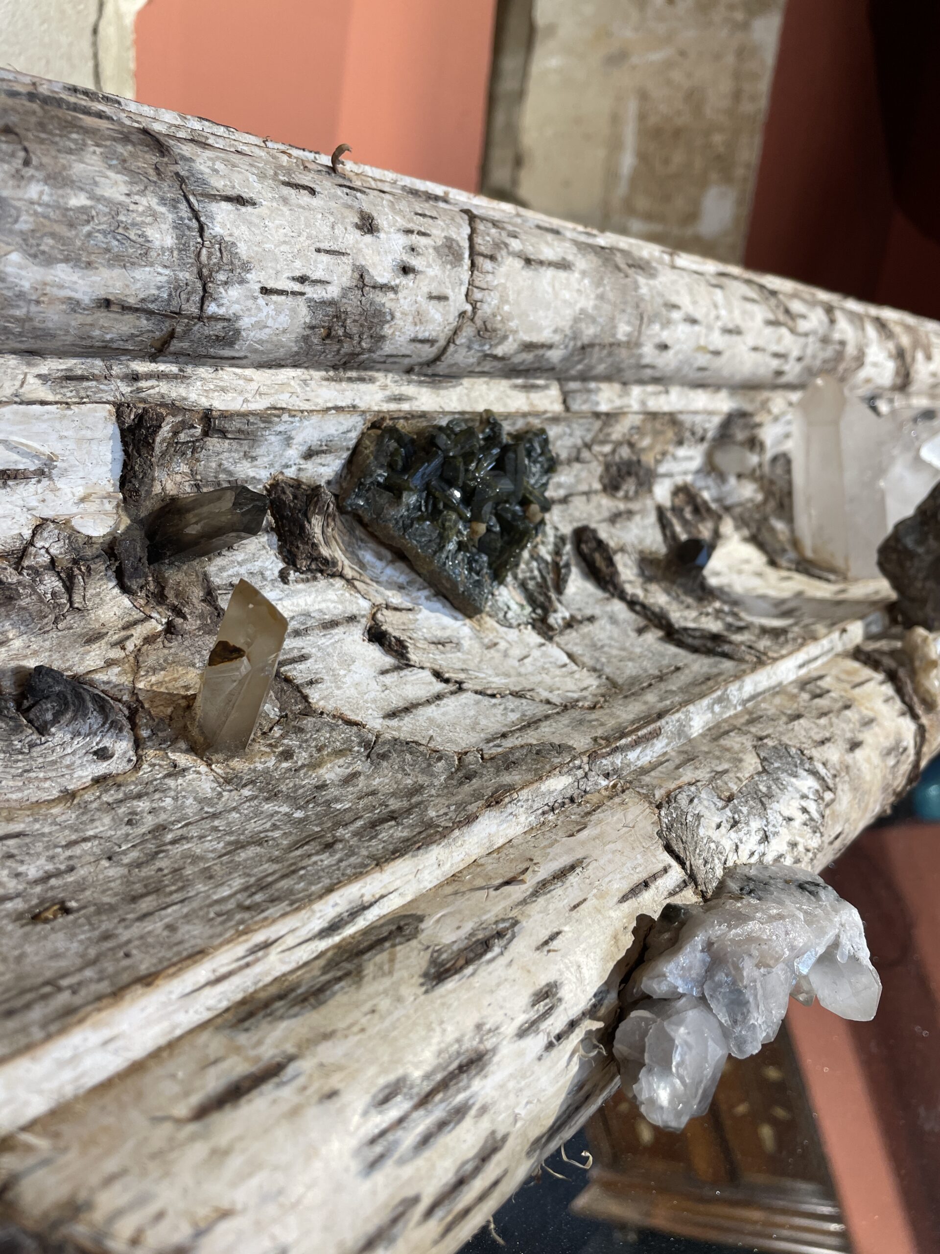 GRAND MIROIR DE STYLE LOUIS XIV RECOUVERT D’ECORCE DE BOULEAU ET INCRUSTATIONS DE MINÉRAUX