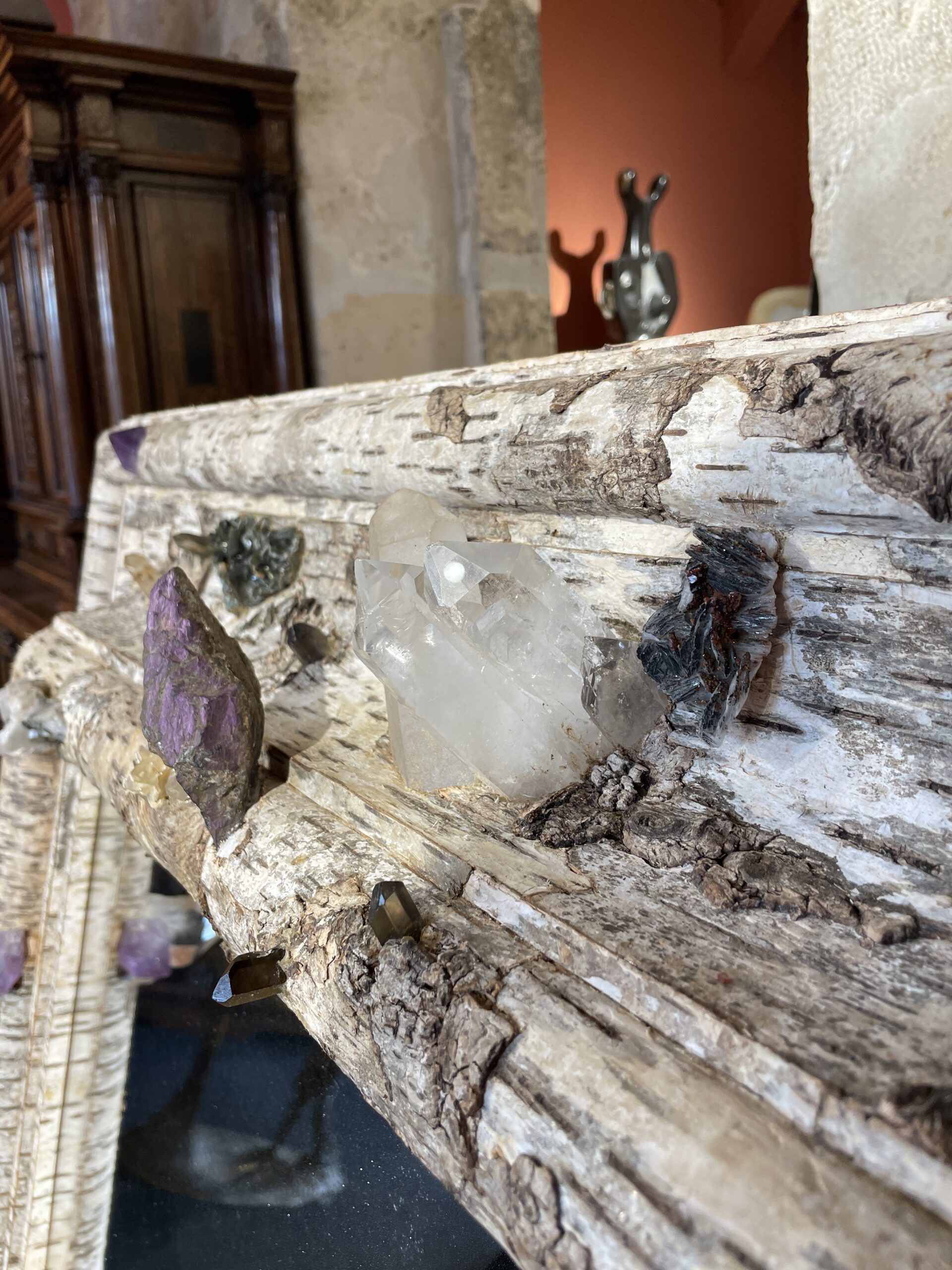 GRAND MIROIR DE STYLE LOUIS XIV RECOUVERT D’ECORCE DE BOULEAU ET INCRUSTATIONS DE MINÉRAUX