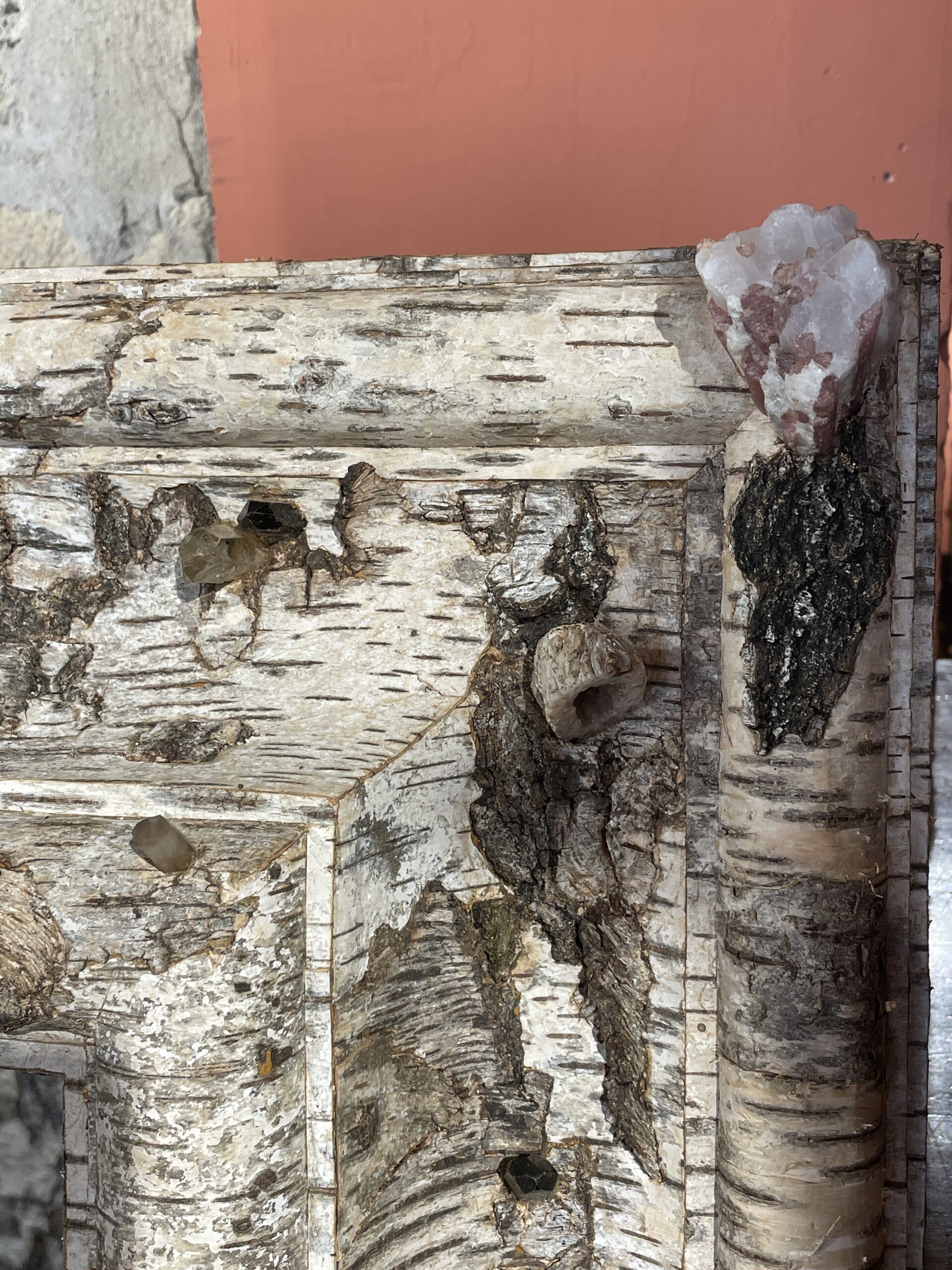 GRAND MIROIR DE STYLE LOUIS XIV RECOUVERT D’ECORCE DE BOULEAU ET INCRUSTATIONS DE MINÉRAUX