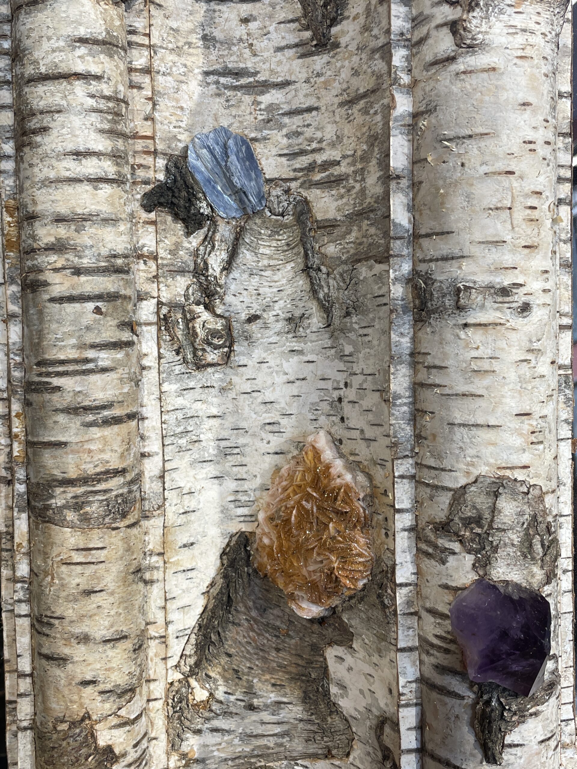 GRAND MIROIR DE STYLE LOUIS XIV RECOUVERT D’ECORCE DE BOULEAU ET INCRUSTATIONS DE MINÉRAUX