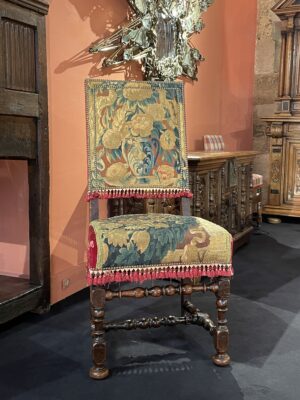 SUITE DE SIX CHAISES D’ÉPOQUE LOUIS XIII EN BOIS DE NOYER GARNIE DE TAPISSERIE DES FLANDRES