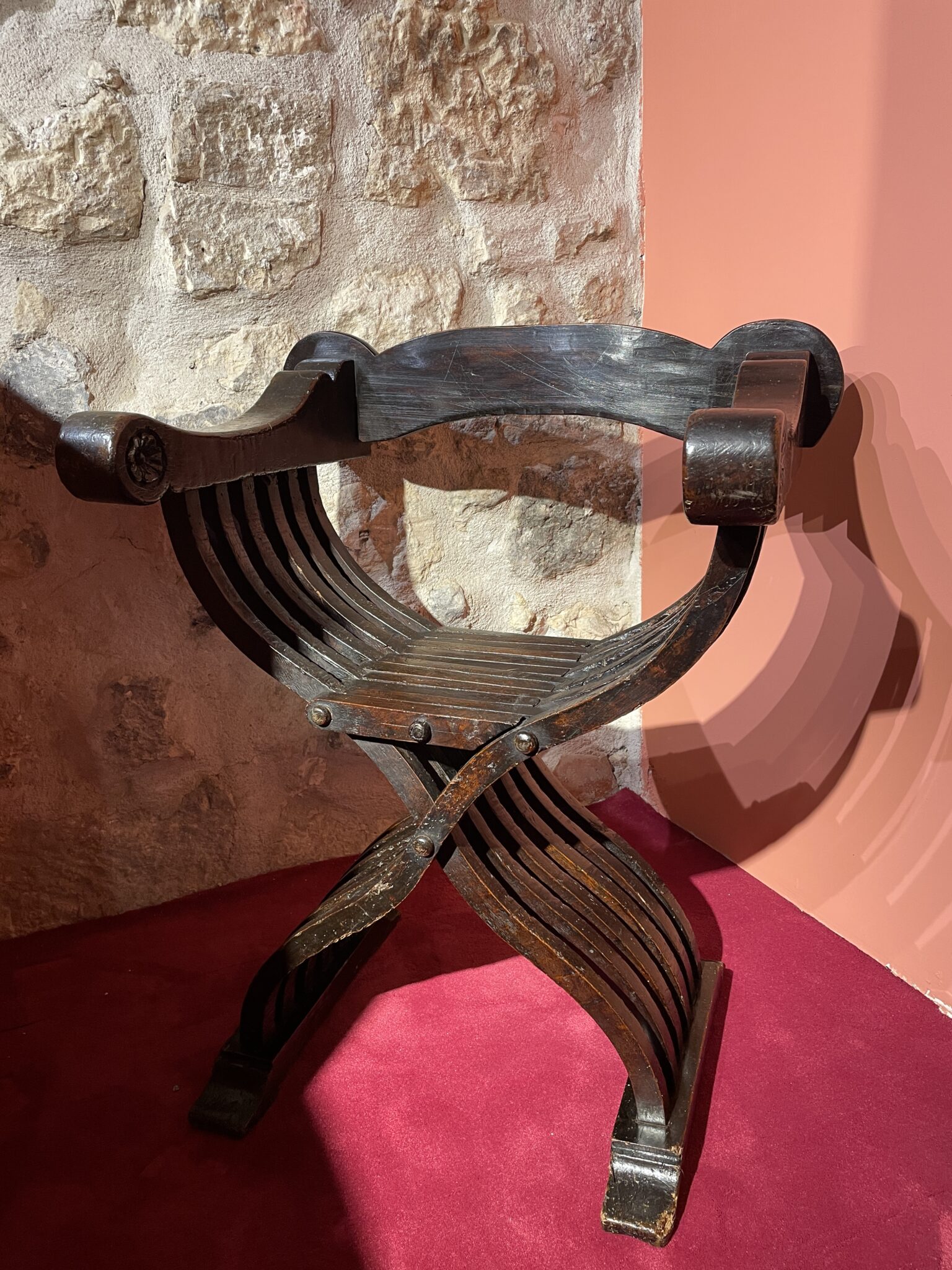 Fauteuil curule ancien en bois sculpté