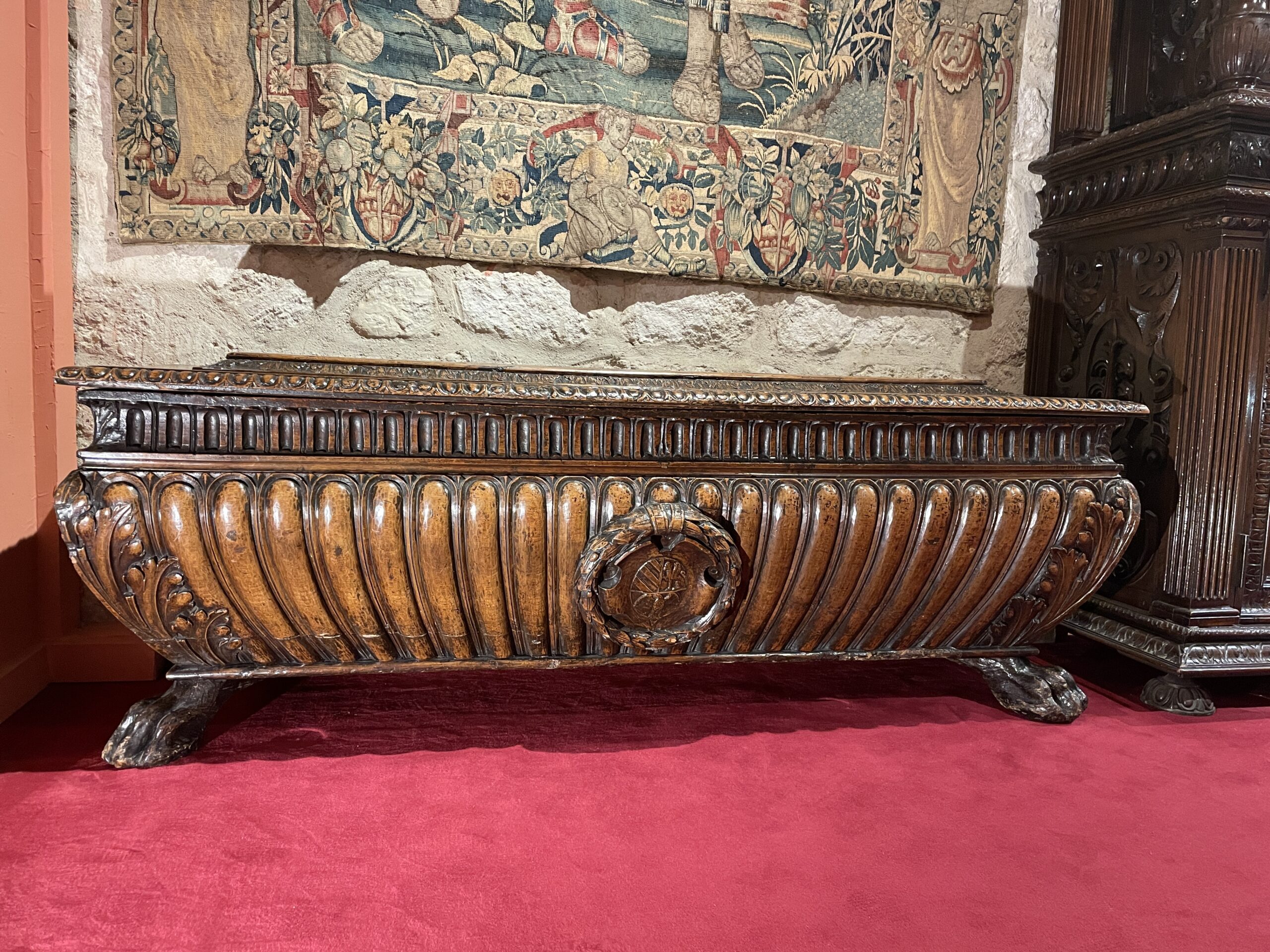 BELLE CASSONE TOSCANE DE LA RENAISSANCE ITALIENNE À LARGES GODRONS