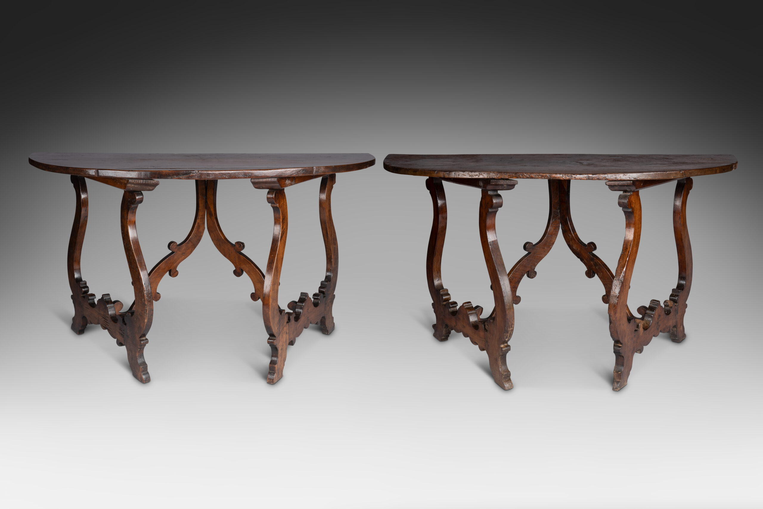 BELLE PAIRE DE CONSOLES EN DEMI-LUNE FORMANT TABLE DE MILIEU