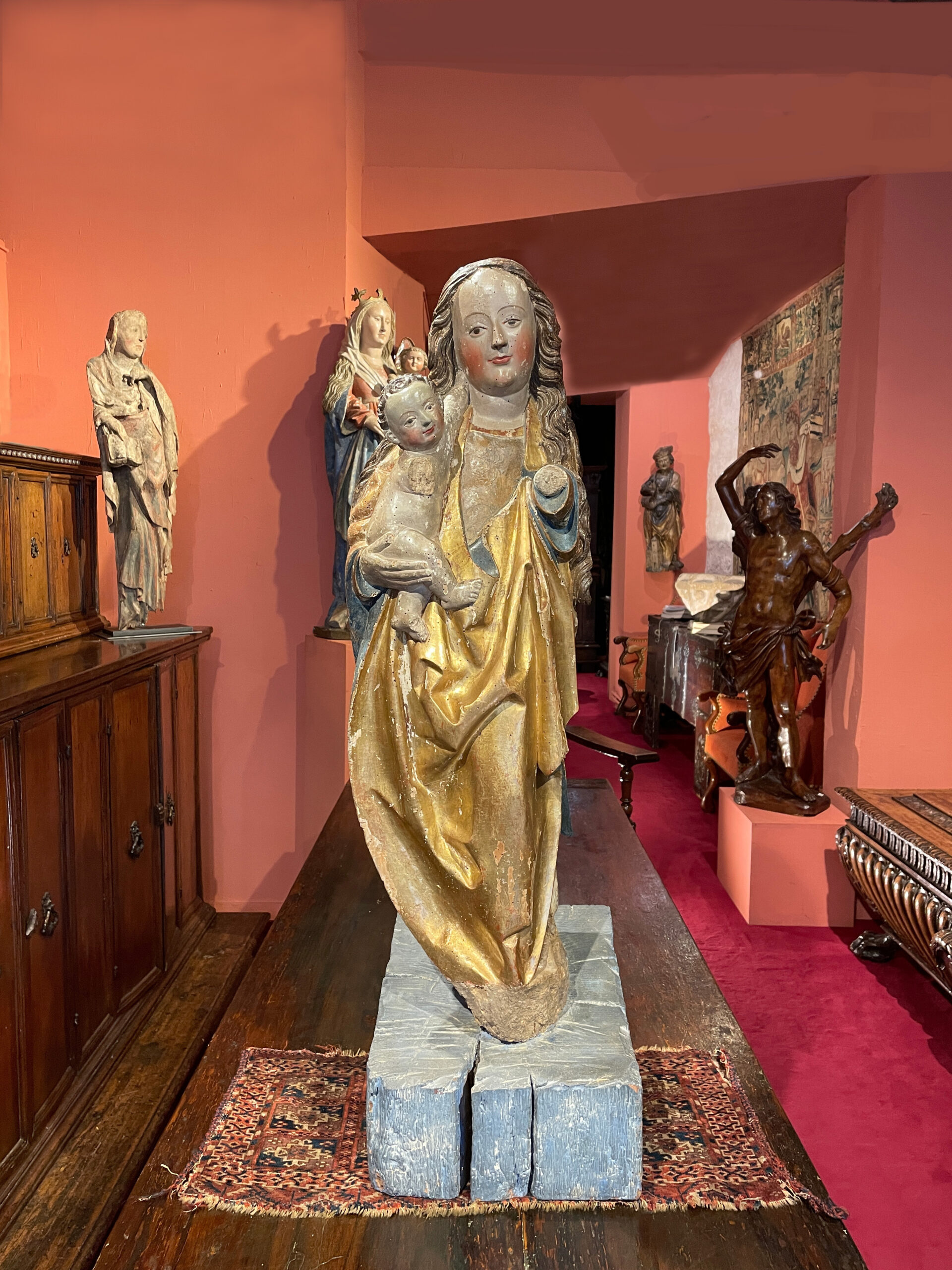 BELLE VIERGE À L’ENFANT SCULPTÉE POLYCHROMÉE ET DORÉE