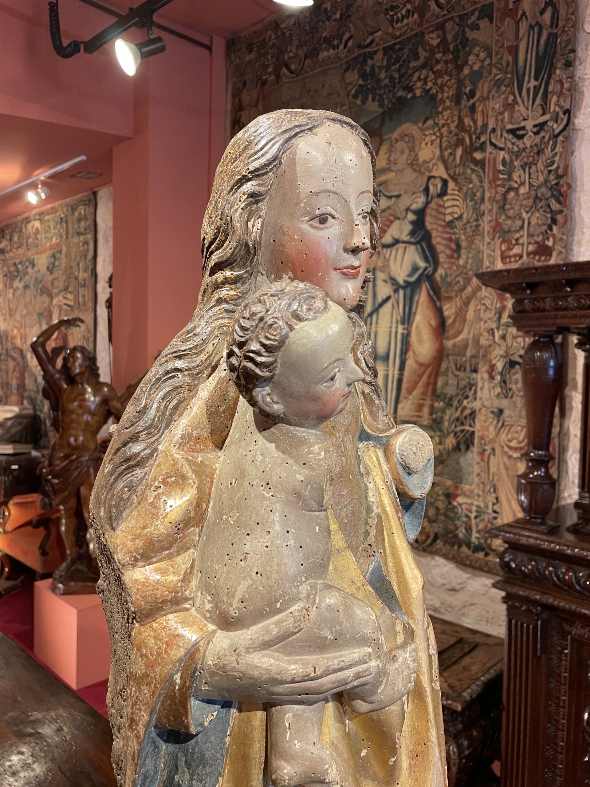 BELLE VIERGE À L’ENFANT SCULPTÉE POLYCHROMÉE ET DORÉE