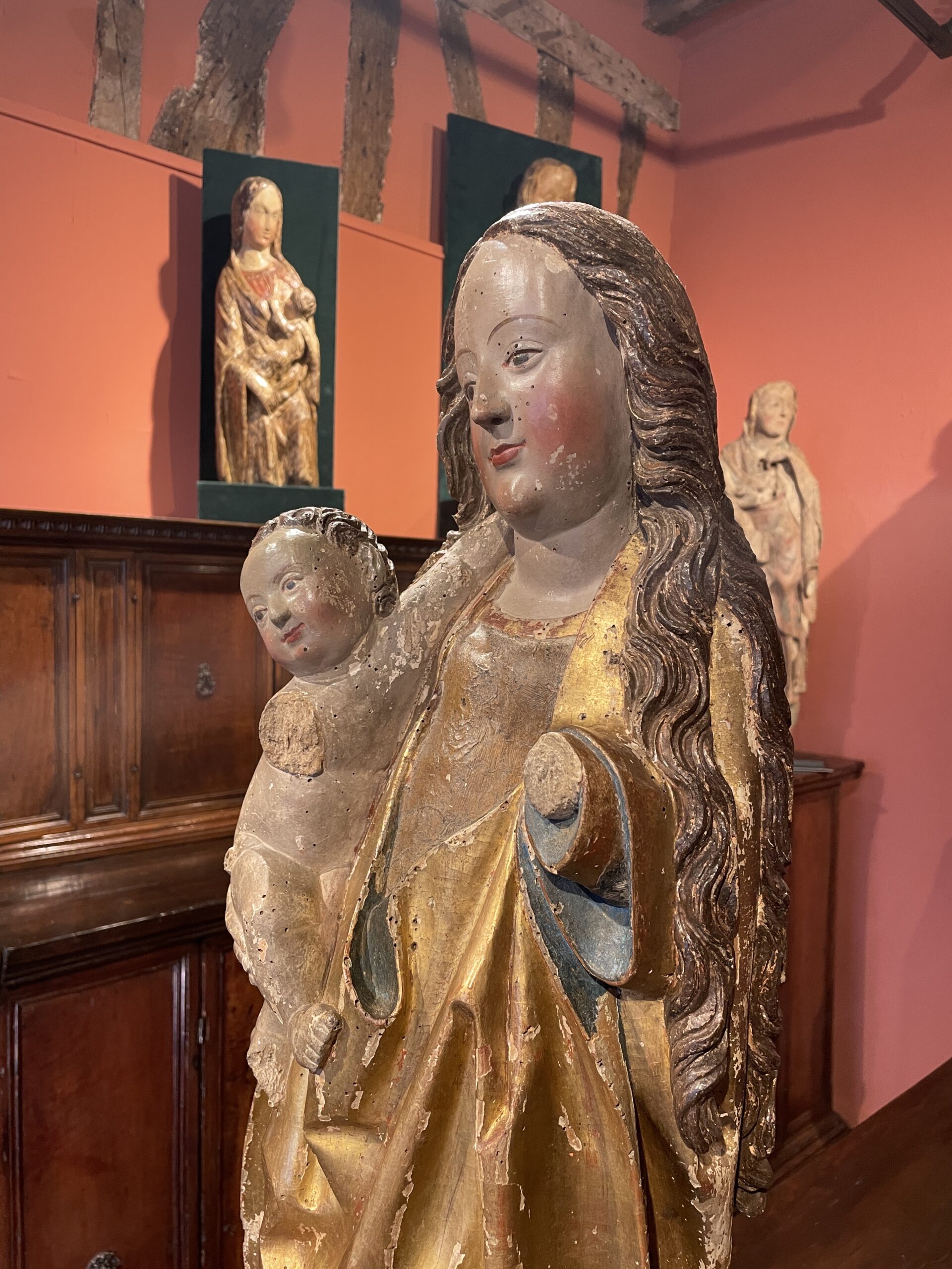 BELLE VIERGE À L’ENFANT SCULPTÉE POLYCHROMÉE ET DORÉE