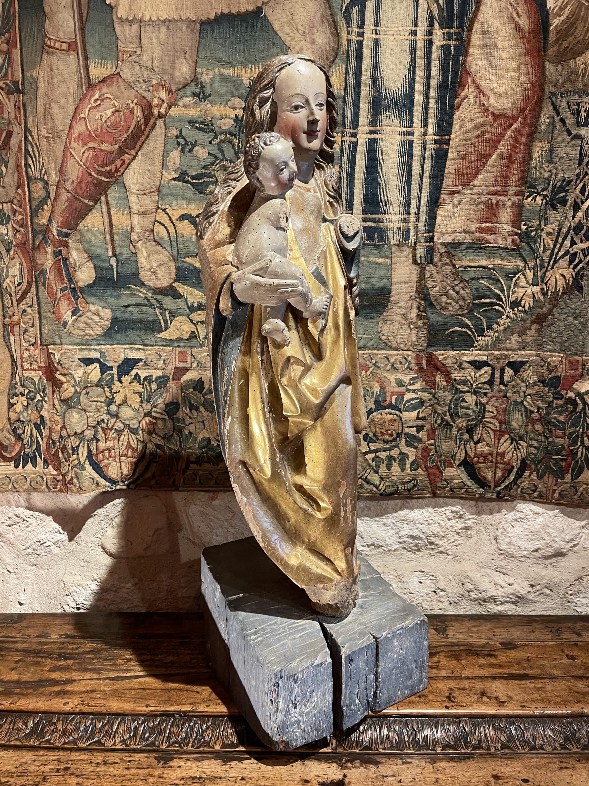 BELLE VIERGE À L’ENFANT SCULPTÉE POLYCHROMÉE ET DORÉE