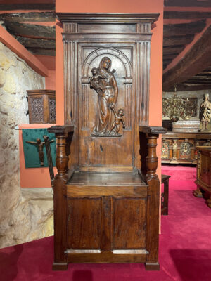 CHAYÈRE DE LA RENAISSANCE FRANÇAISE PRÉSENTANT L’ALLÉGORIE DE LA CHARITÉ