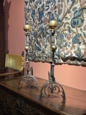 GRANDE PAIRE DE CHENETS ITALIENS EN FER FORGÉ