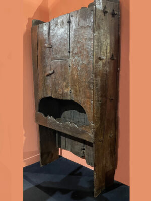 ARMOIRE PYRÉNÉENNE DE LA FIN DU MOYEN-AGE