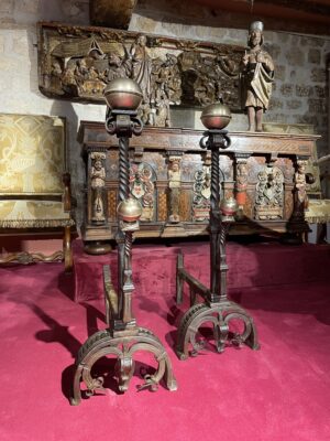 EXCEPTIONNELLE PAIRE DE GRANDS CHENETS EN FER FORGÉ