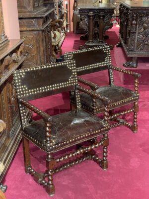 RARE PAIRE DE CHAISES À BRAS AUX FEUILLES D’ACANTHES