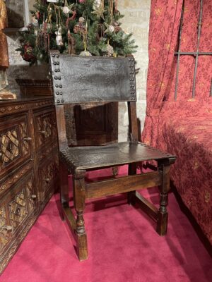 CHAISE EN CUIR CLOUTÉ