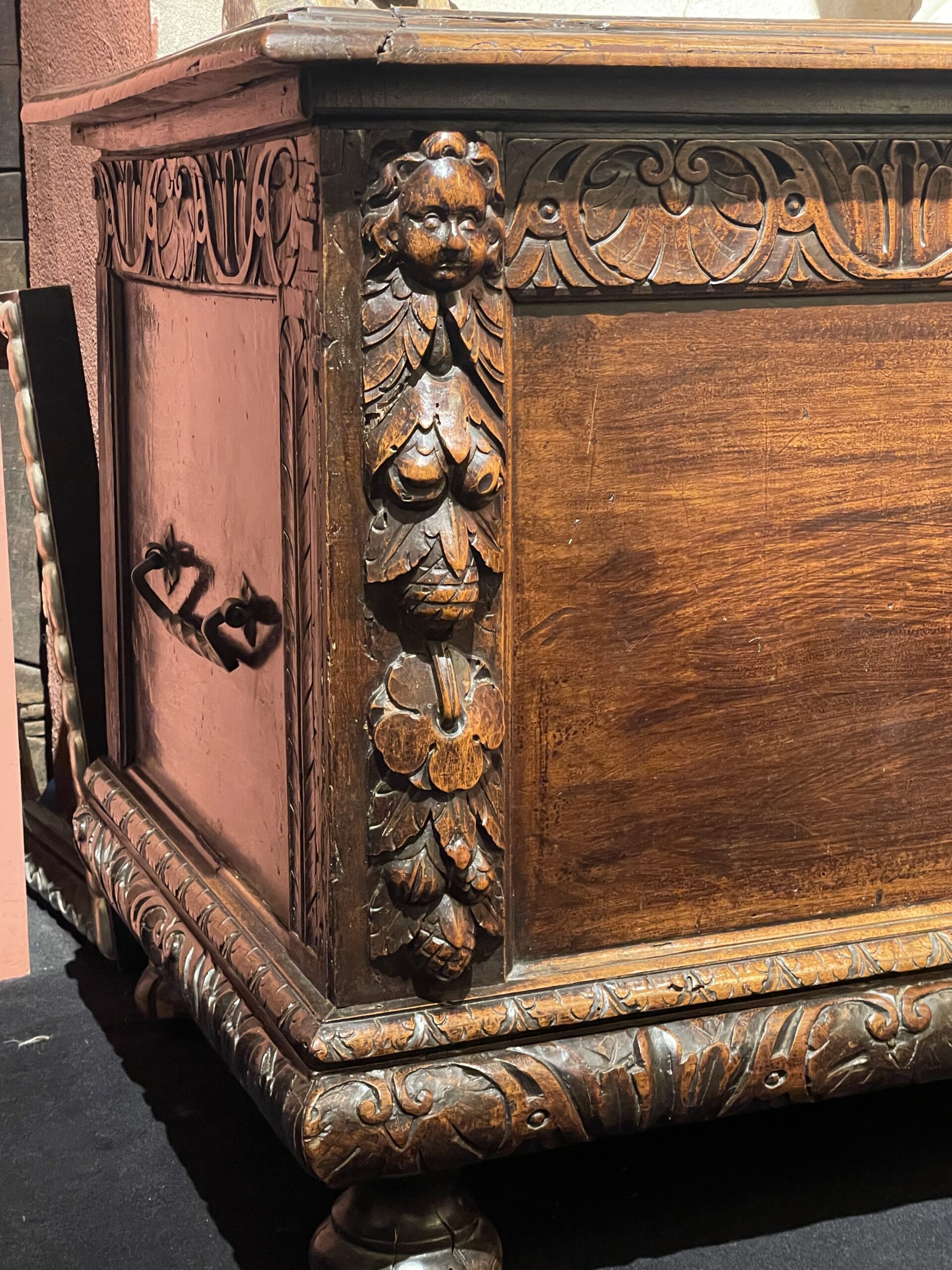 ÉLÉGANT COFFRE SCULPTÉ DE LA RENAISSANCE