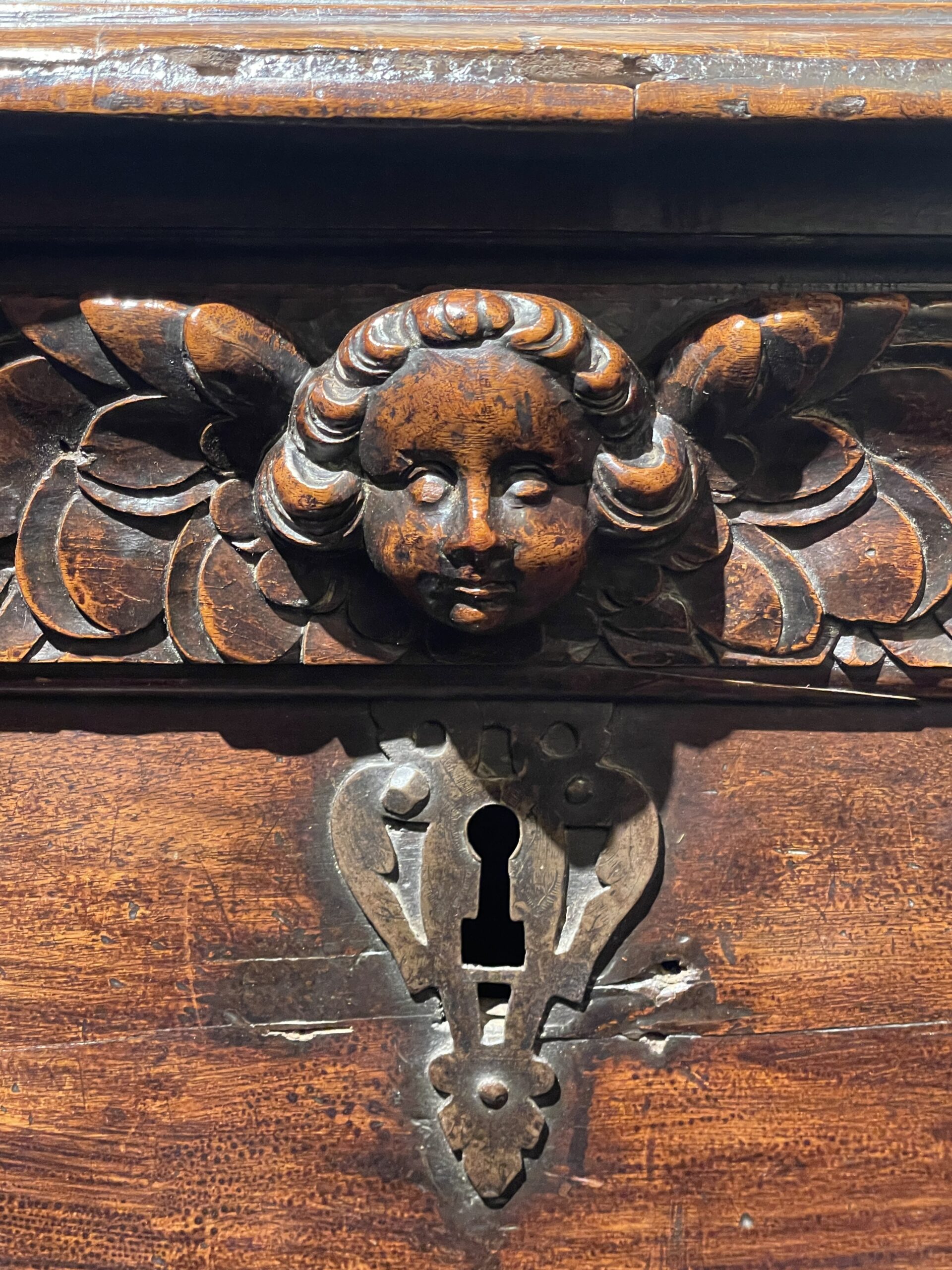 ÉLÉGANT COFFRE SCULPTÉ DE LA RENAISSANCE