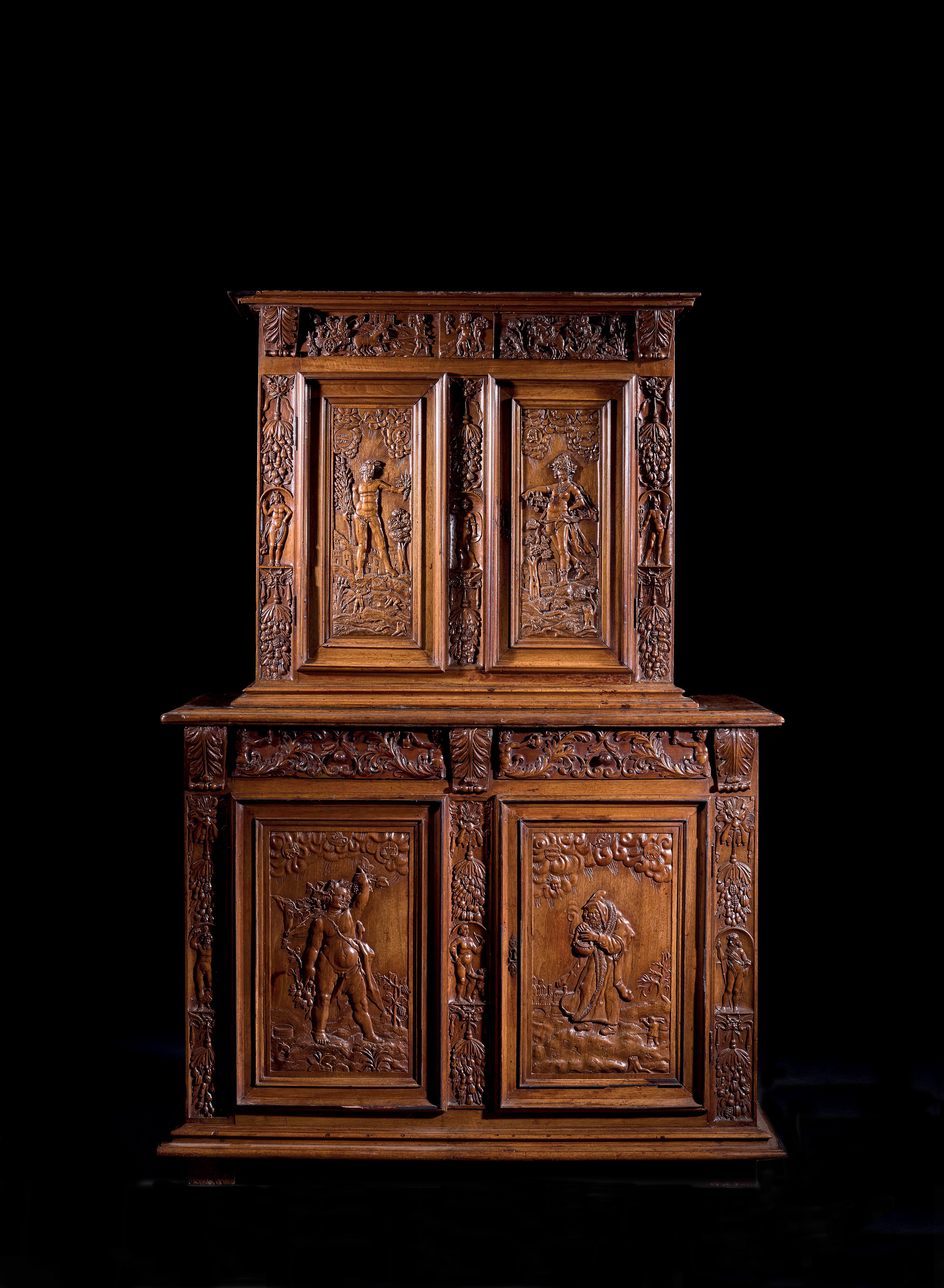 CABINET D’ÉPOQUE RENAISSANCE RICHEMENT SCULPTÉ