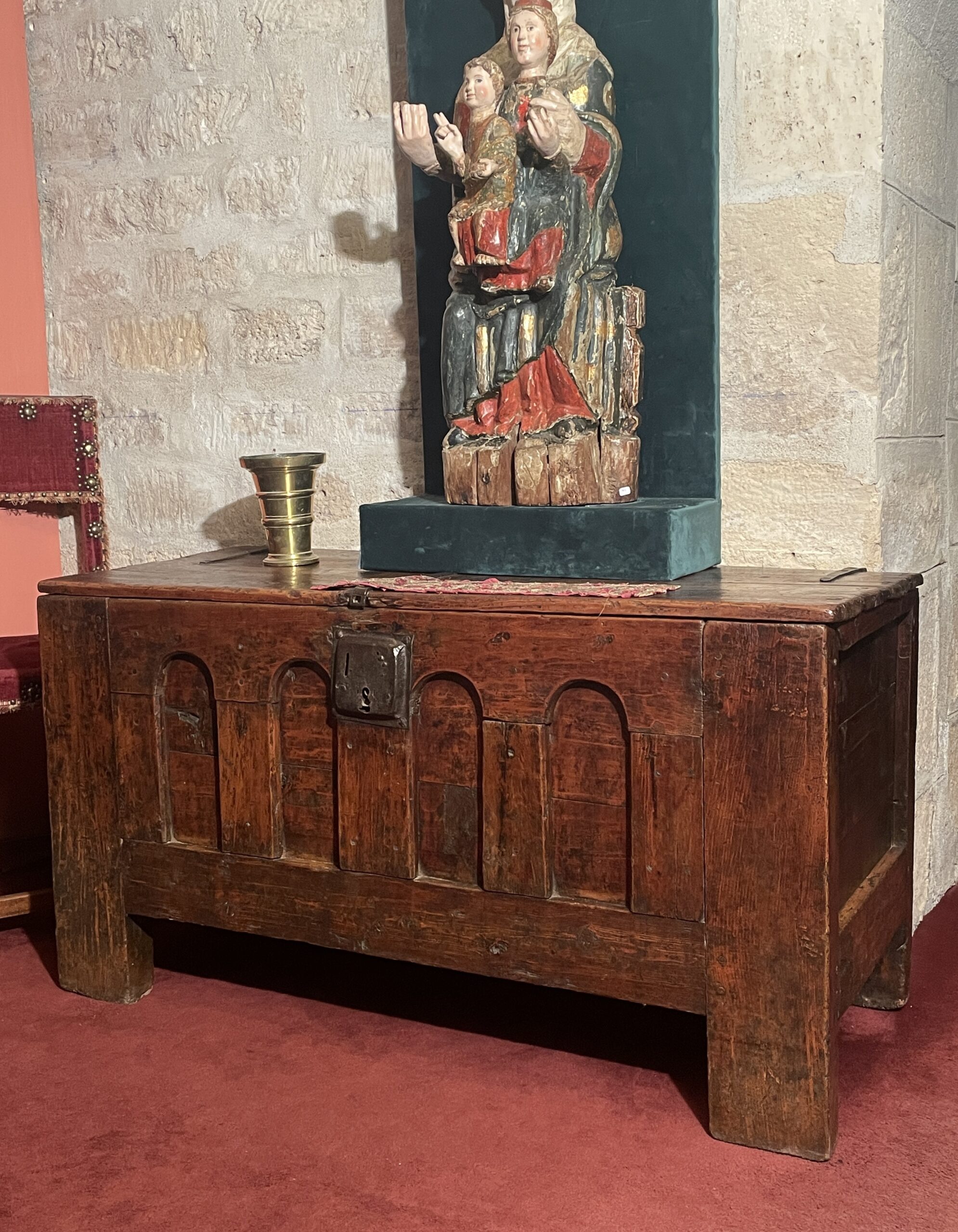 COFFRE GOTHIQUE À ARCATURES