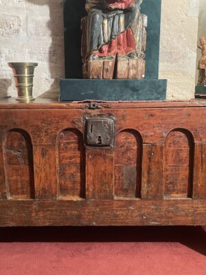 COFFRE GOTHIQUE À ARCATURES