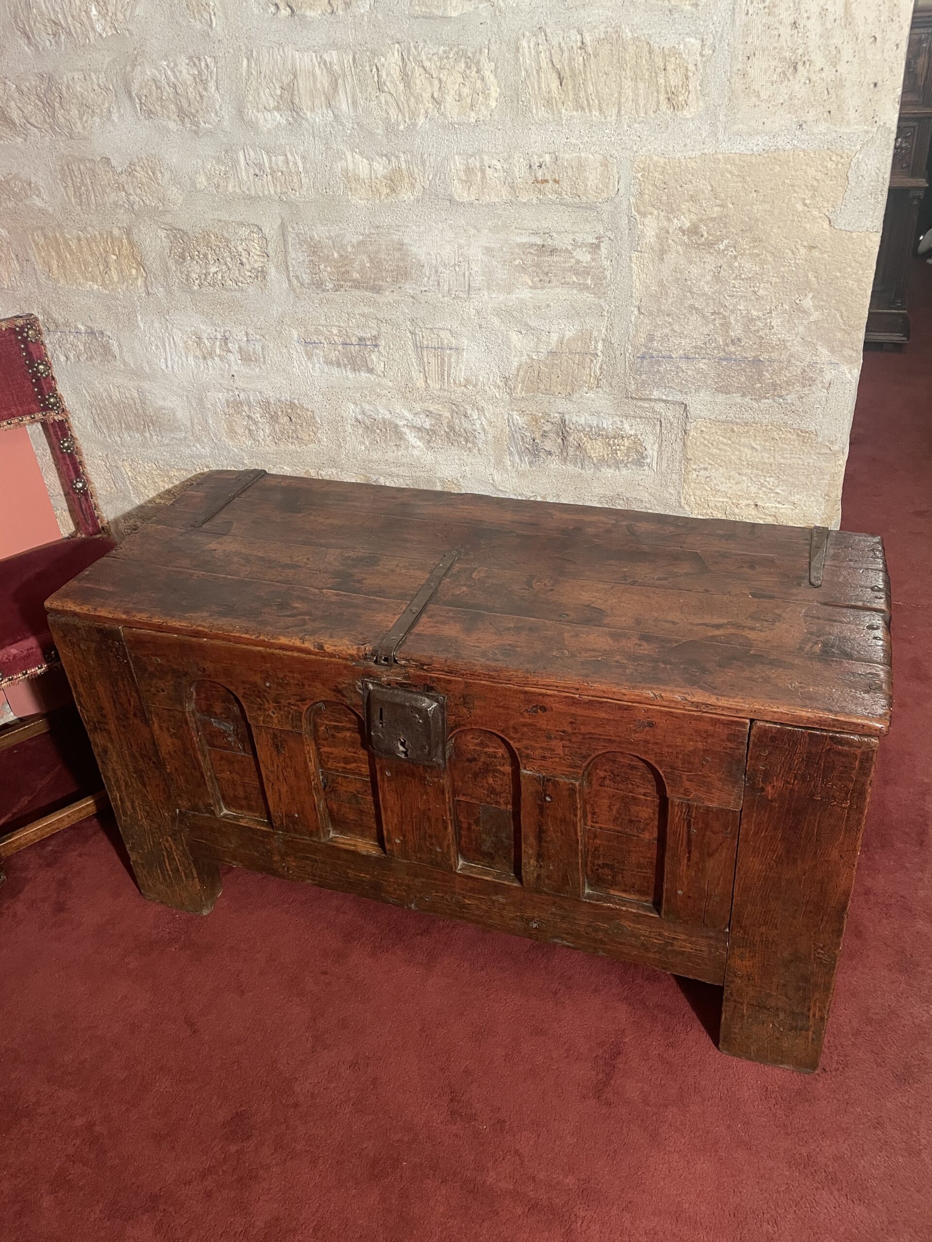 COFFRE GOTHIQUE À ARCATURES