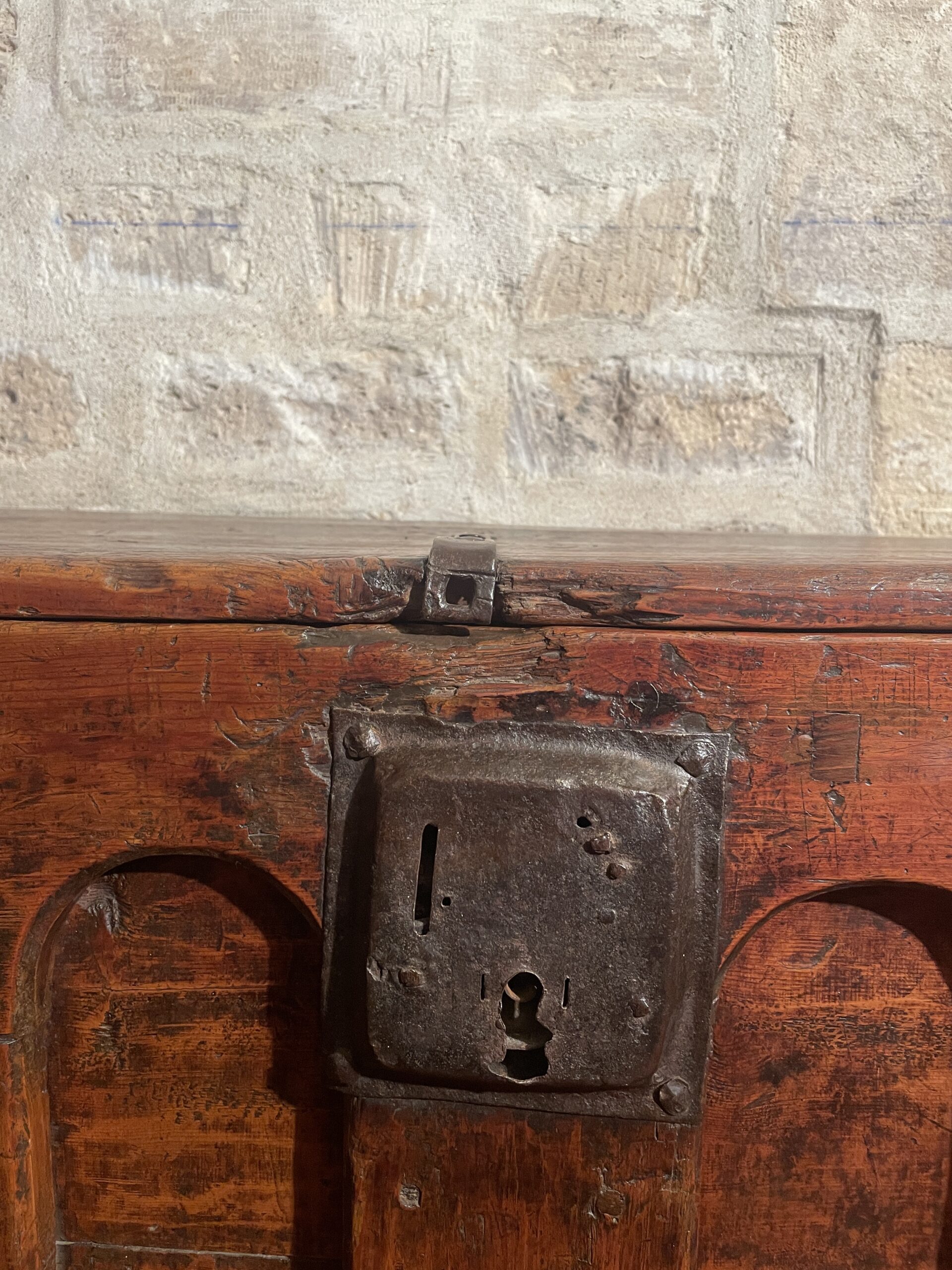 COFFRE GOTHIQUE À ARCATURES