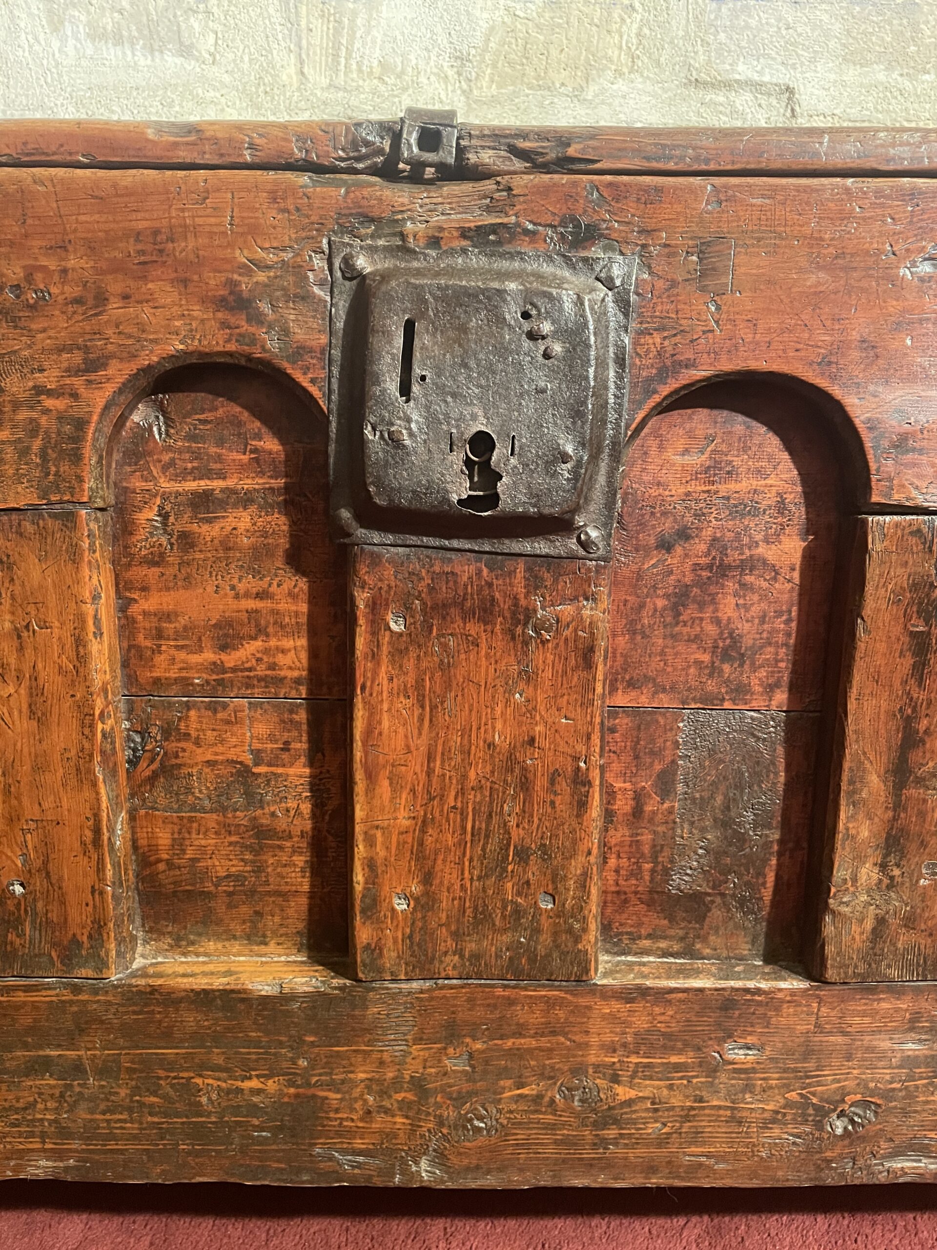 COFFRE GOTHIQUE À ARCATURES