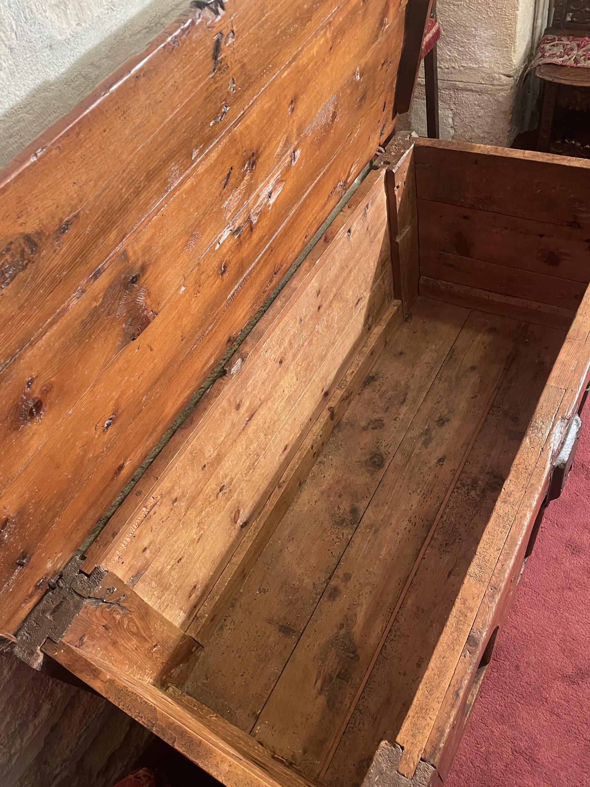 COFFRE GOTHIQUE À ARCATURES