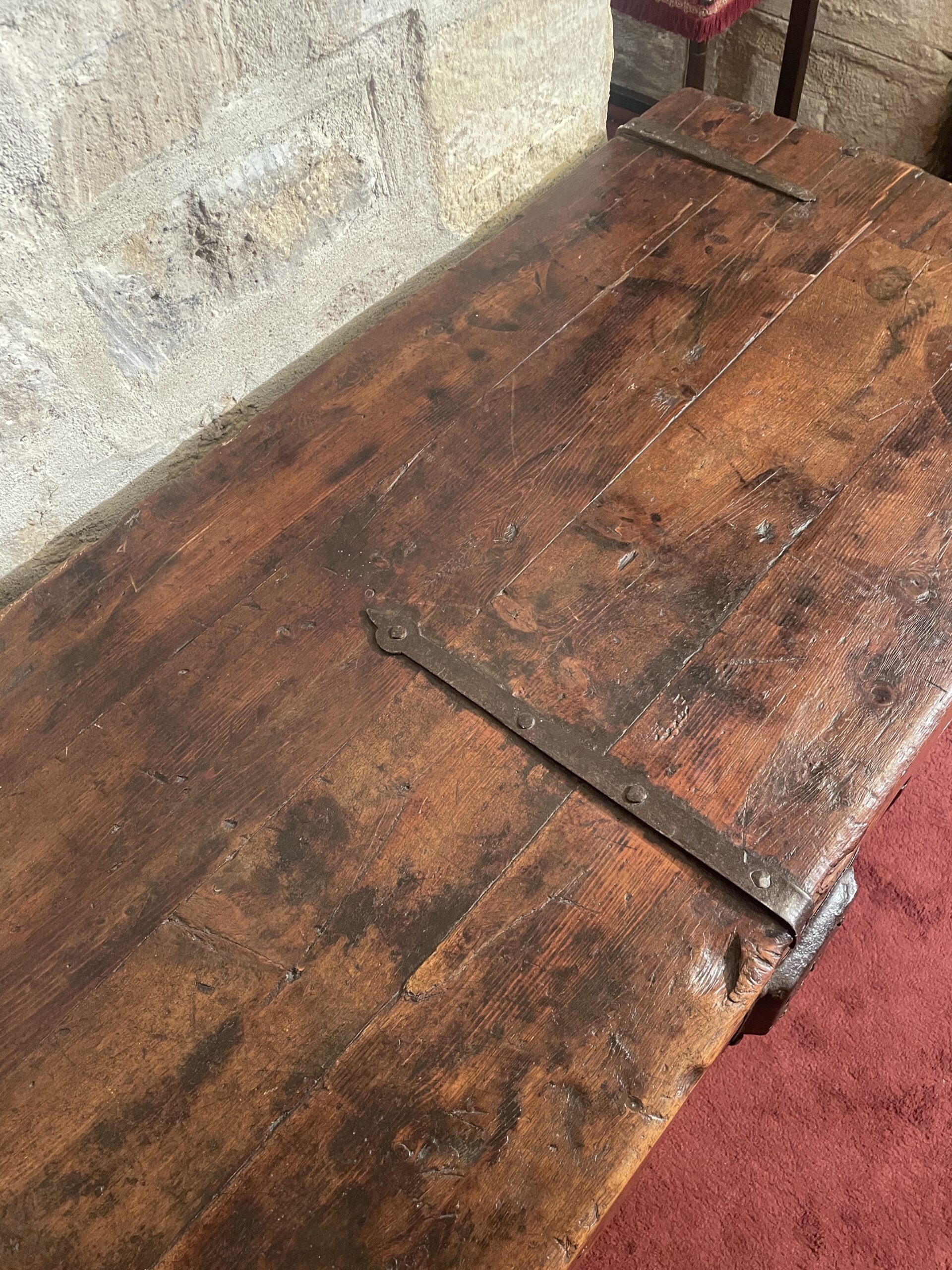 COFFRE GOTHIQUE À ARCATURES