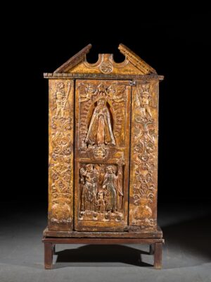 BELLE ARMOIRETTE SCULPTÉE EN BOIS DORÉ ET POLYCHROMÉ