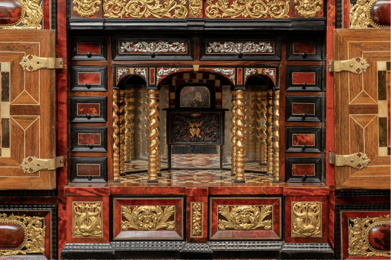 IMPORTANT CABINET DE MARIAGE HOLLANDAIS EN PLACAGE D’ÉCAILLE ROUGE ET BOIS D’ÉBÈNE