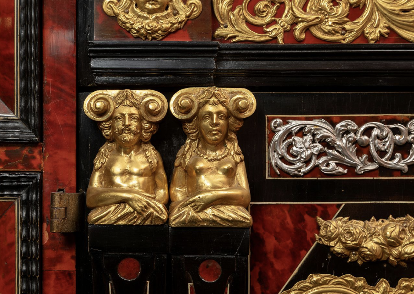 IMPORTANT CABINET DE MARIAGE HOLLANDAIS EN PLACAGE D’ÉCAILLE ROUGE ET BOIS D’ÉBÈNE