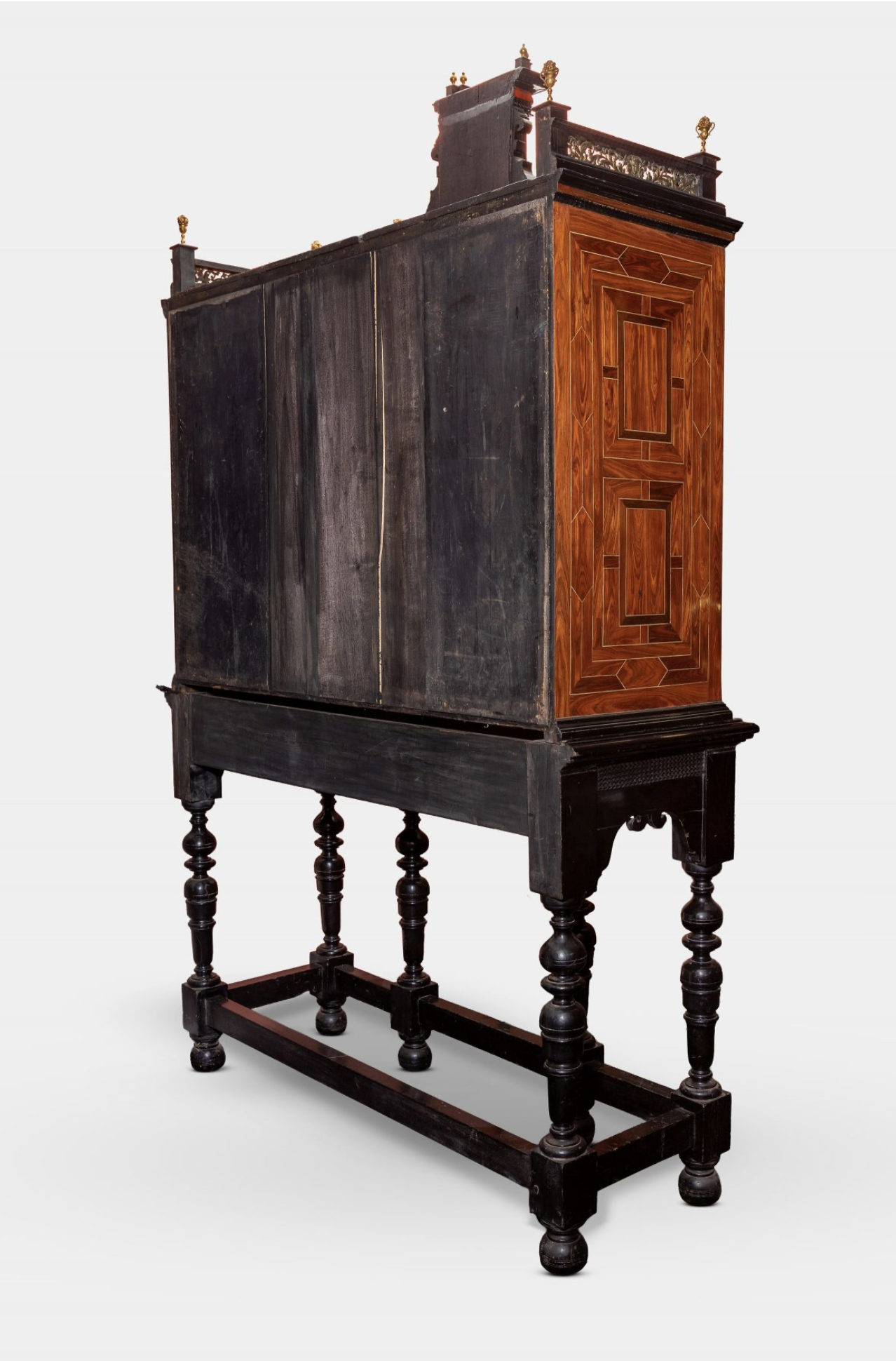 IMPORTANT CABINET DE MARIAGE HOLLANDAIS EN PLACAGE D’ÉCAILLE ROUGE ET BOIS D’ÉBÈNE