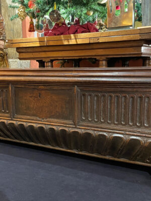 ELEGANT FLORENTINE RENAISSANCE CASSONE WITH GLYPH AND GADROONS ORNAMENTS