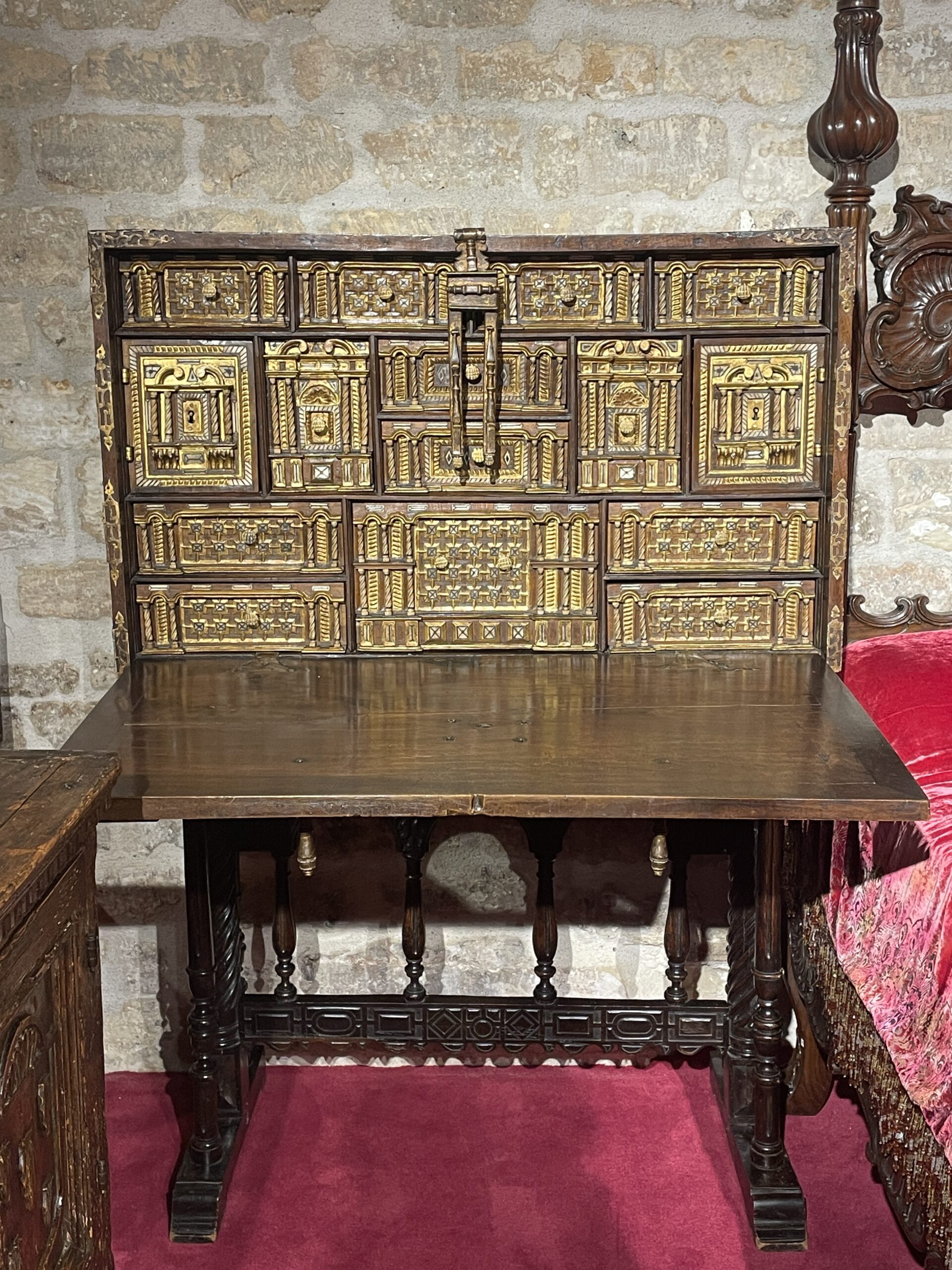 CABINET DE VOYAGE ESPAGNOL DIT « BARGUENO » REPOSANT SUR SON PIÈTEMENT D’ORIGINE