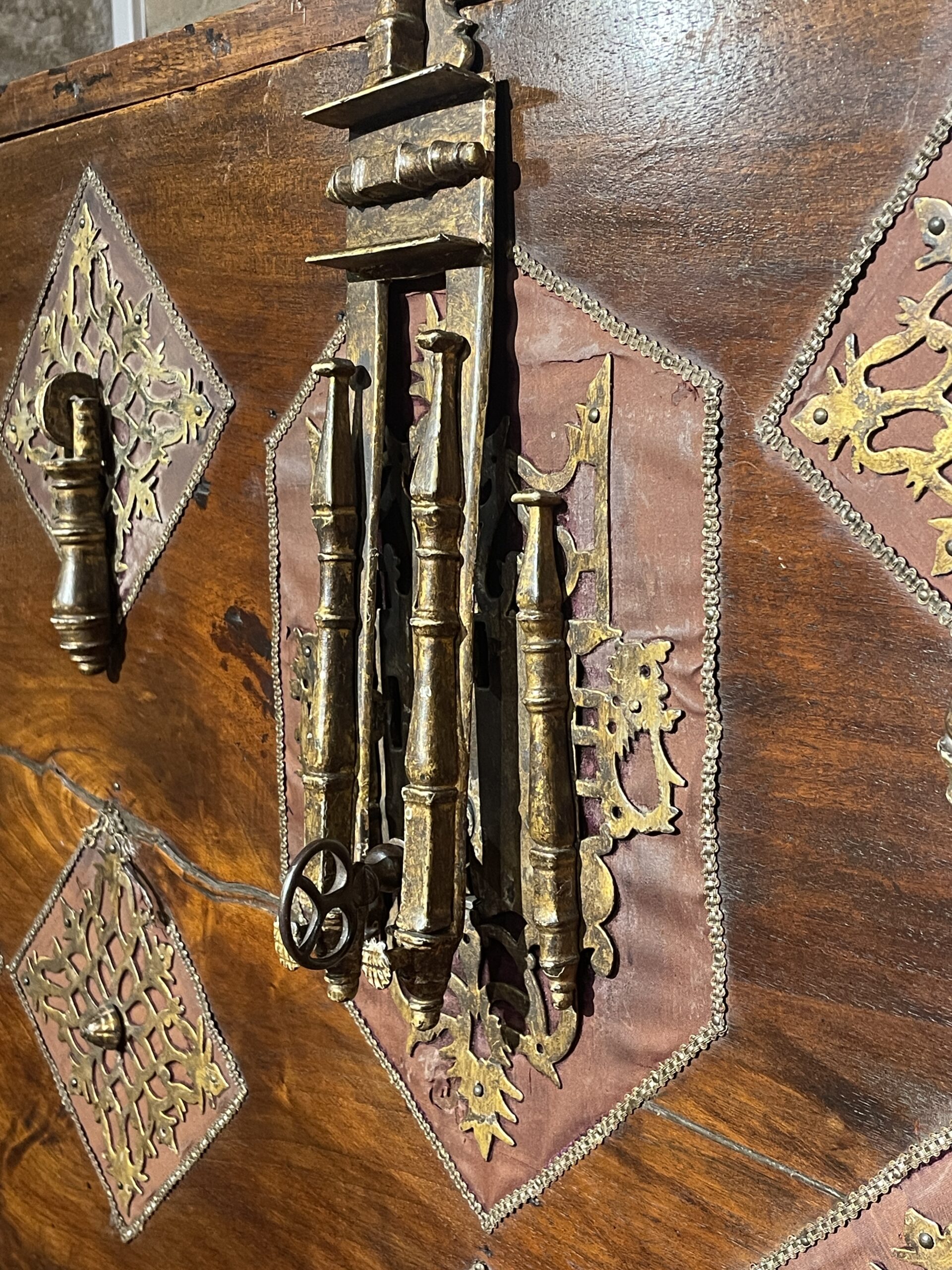 CABINET DE VOYAGE ESPAGNOL DIT « BARGUENO » REPOSANT SUR SON PIÈTEMENT D’ORIGINE