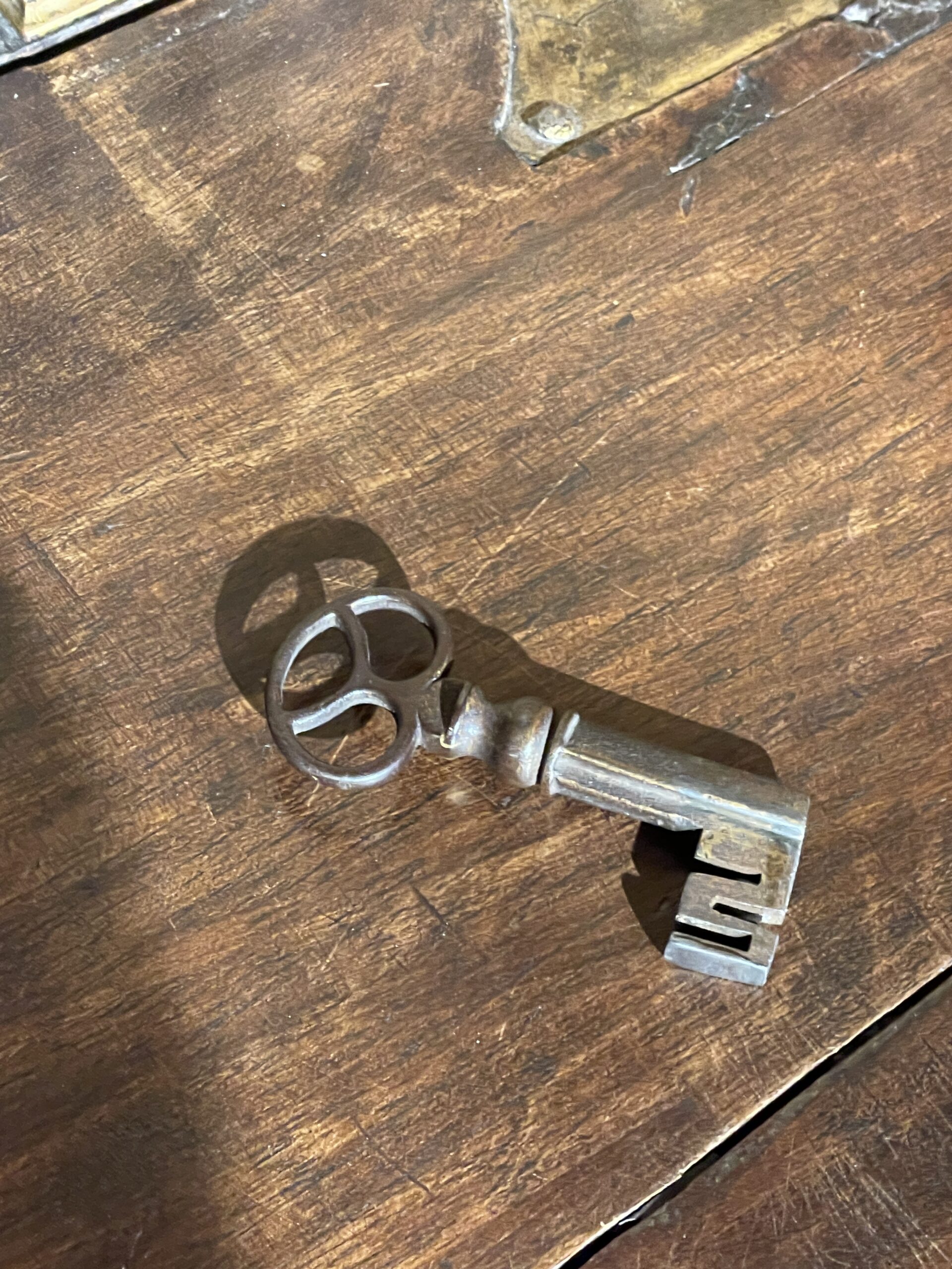 CABINET DE VOYAGE ESPAGNOL DIT « BARGUENO » REPOSANT SUR SON PIÈTEMENT D’ORIGINE