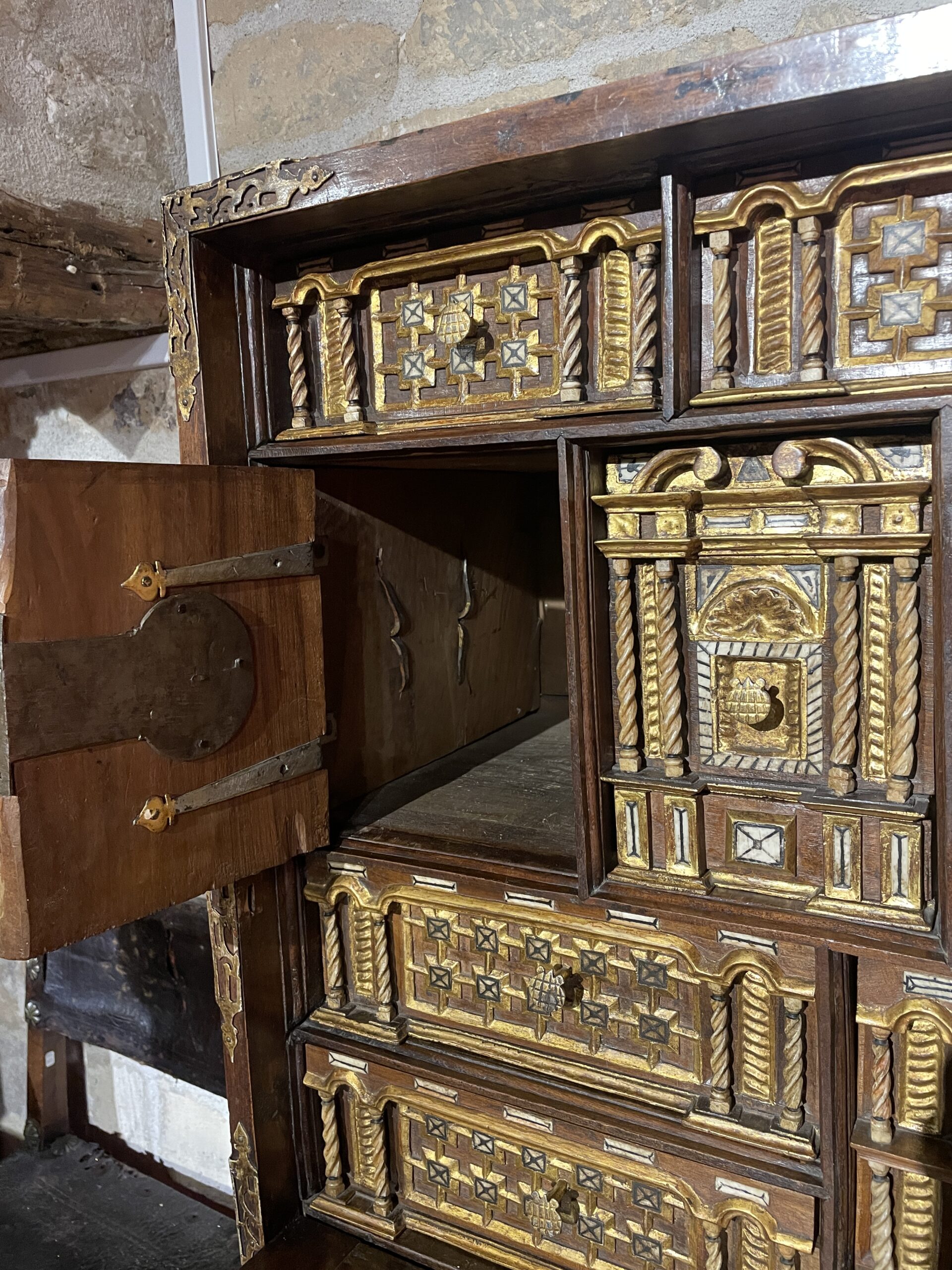 CABINET DE VOYAGE ESPAGNOL DIT « BARGUENO » REPOSANT SUR SON PIÈTEMENT D’ORIGINE