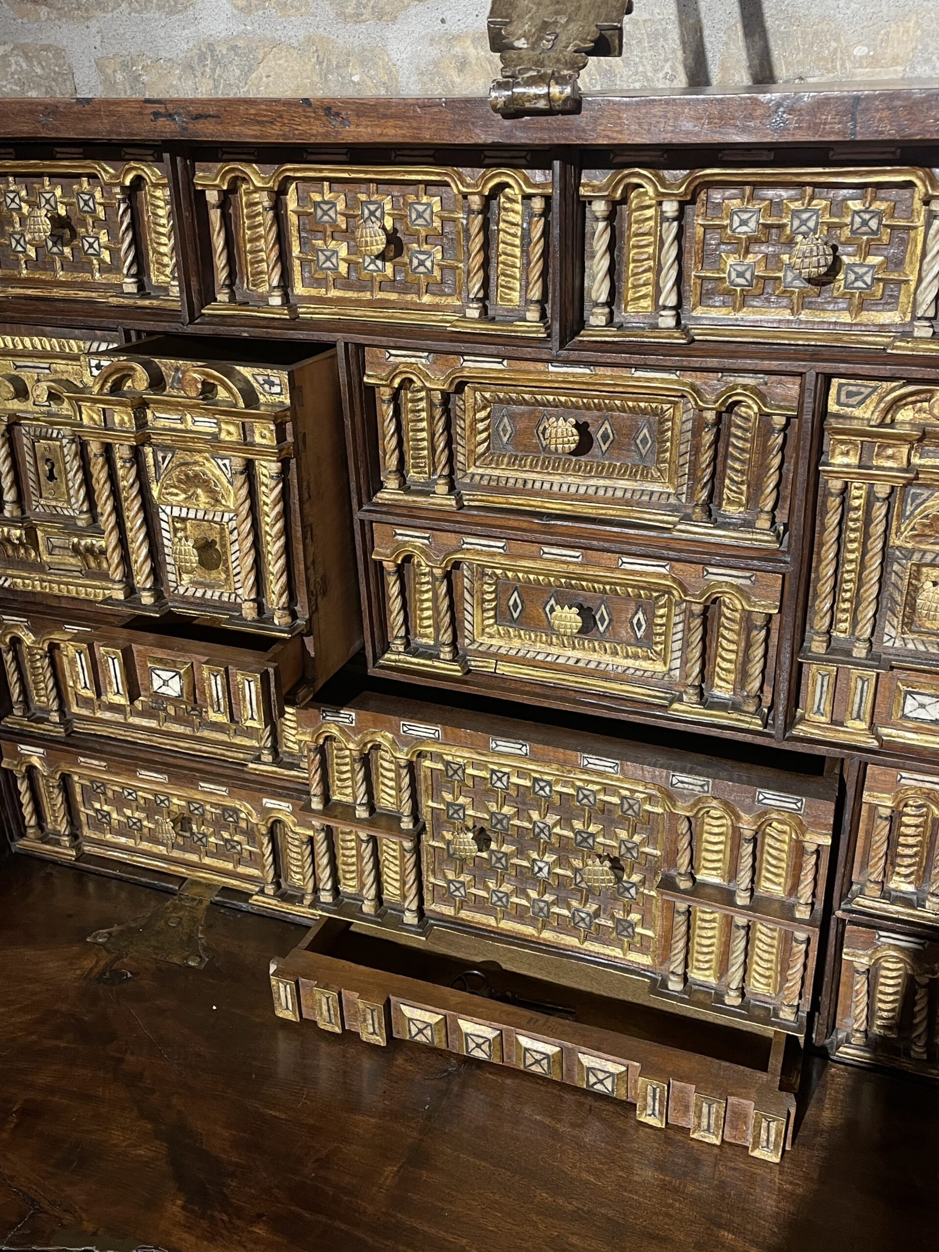 CABINET DE VOYAGE ESPAGNOL DIT « BARGUENO » REPOSANT SUR SON PIÈTEMENT D’ORIGINE