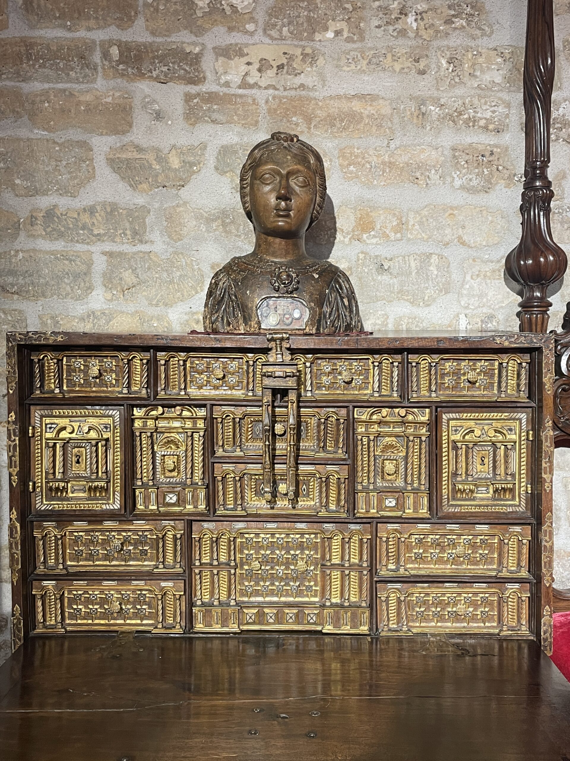 CABINET DE VOYAGE ESPAGNOL DIT « BARGUENO » REPOSANT SUR SON PIÈTEMENT D’ORIGINE