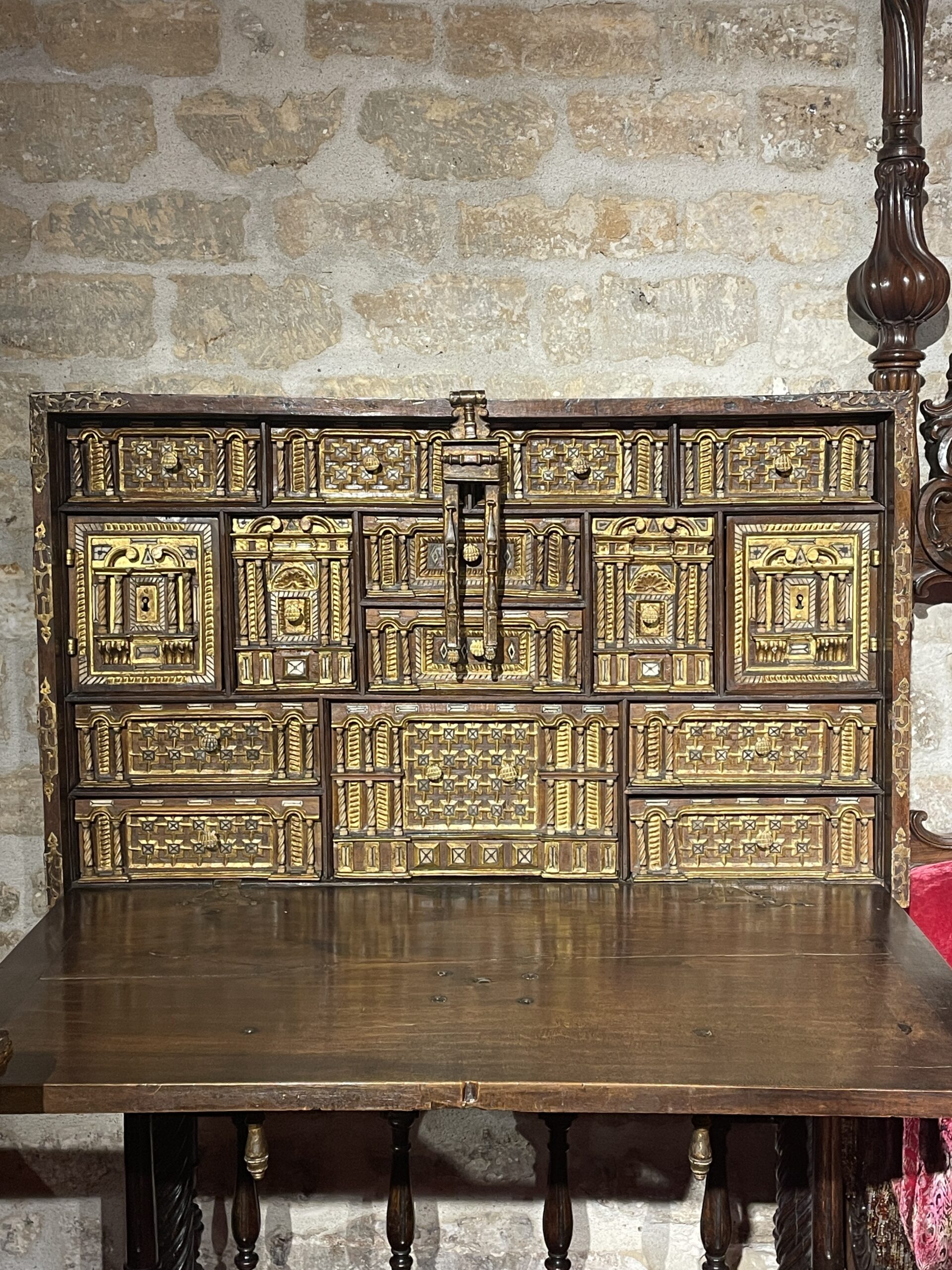 CABINET DE VOYAGE ESPAGNOL DIT « BARGUENO » REPOSANT SUR SON PIÈTEMENT D’ORIGINE