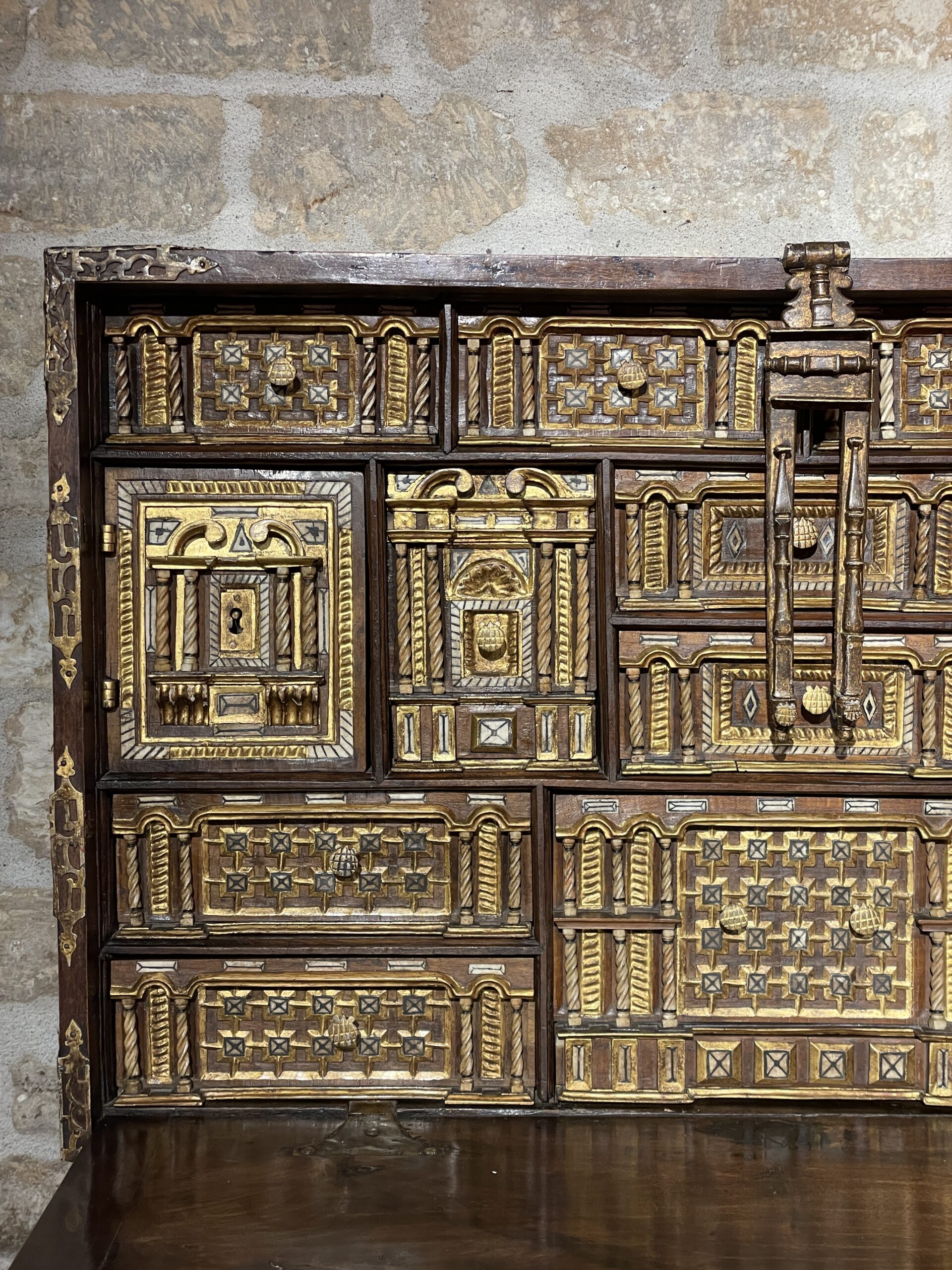 CABINET DE VOYAGE ESPAGNOL DIT « BARGUENO » REPOSANT SUR SON PIÈTEMENT D’ORIGINE