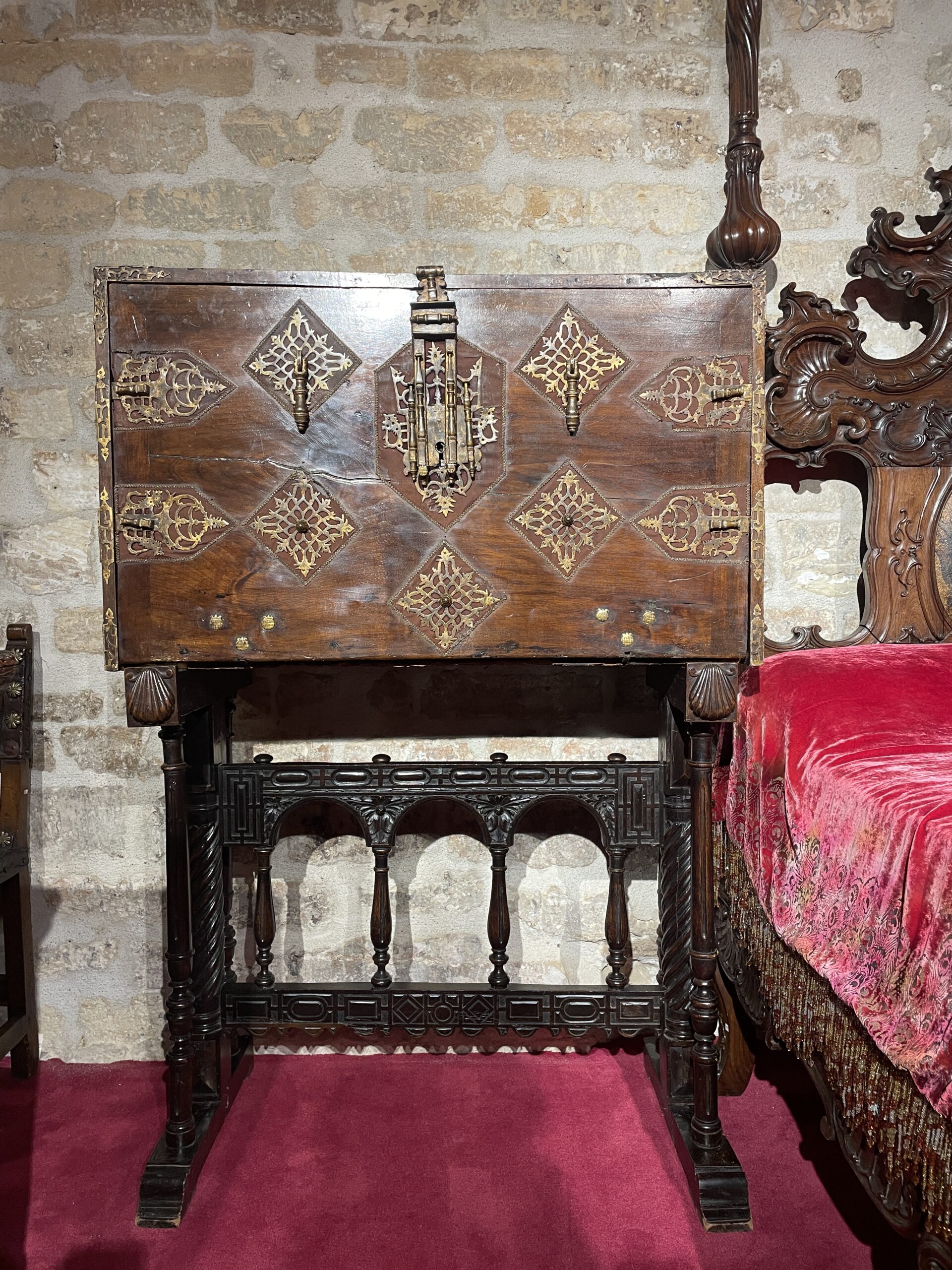 CABINET DE VOYAGE ESPAGNOL DIT « BARGUENO » REPOSANT SUR SON PIÈTEMENT D’ORIGINE