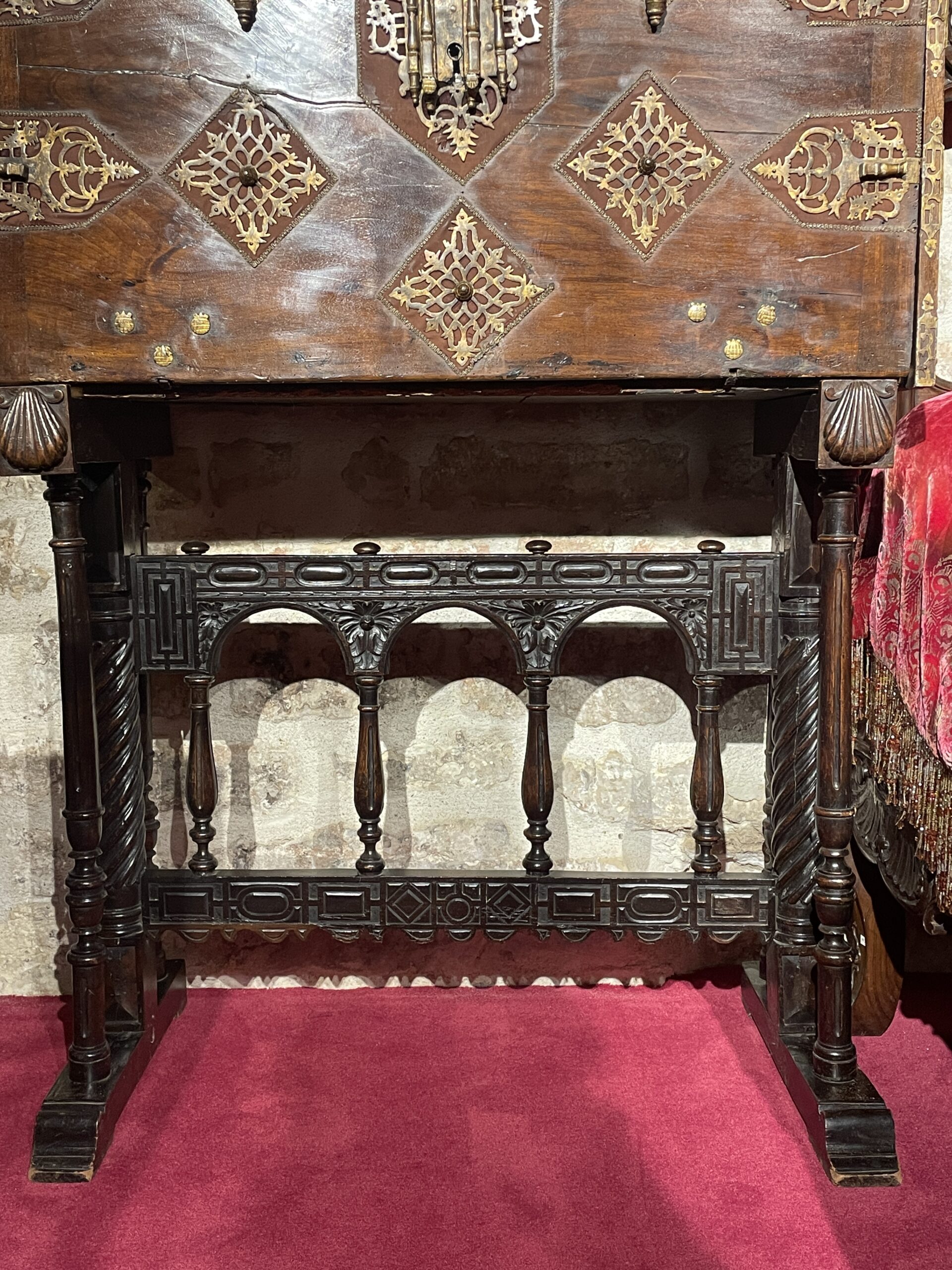 CABINET DE VOYAGE ESPAGNOL DIT « BARGUENO » REPOSANT SUR SON PIÈTEMENT D’ORIGINE